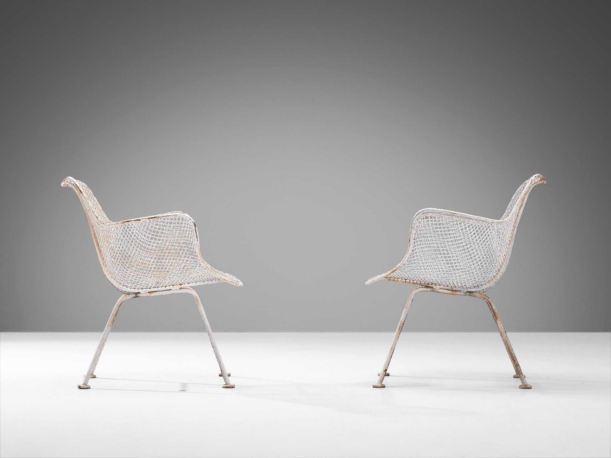 Russell Woodard Pair of White 'Sculptura' Patio Chairs In Good Condition For Sale In Waalwijk, NL