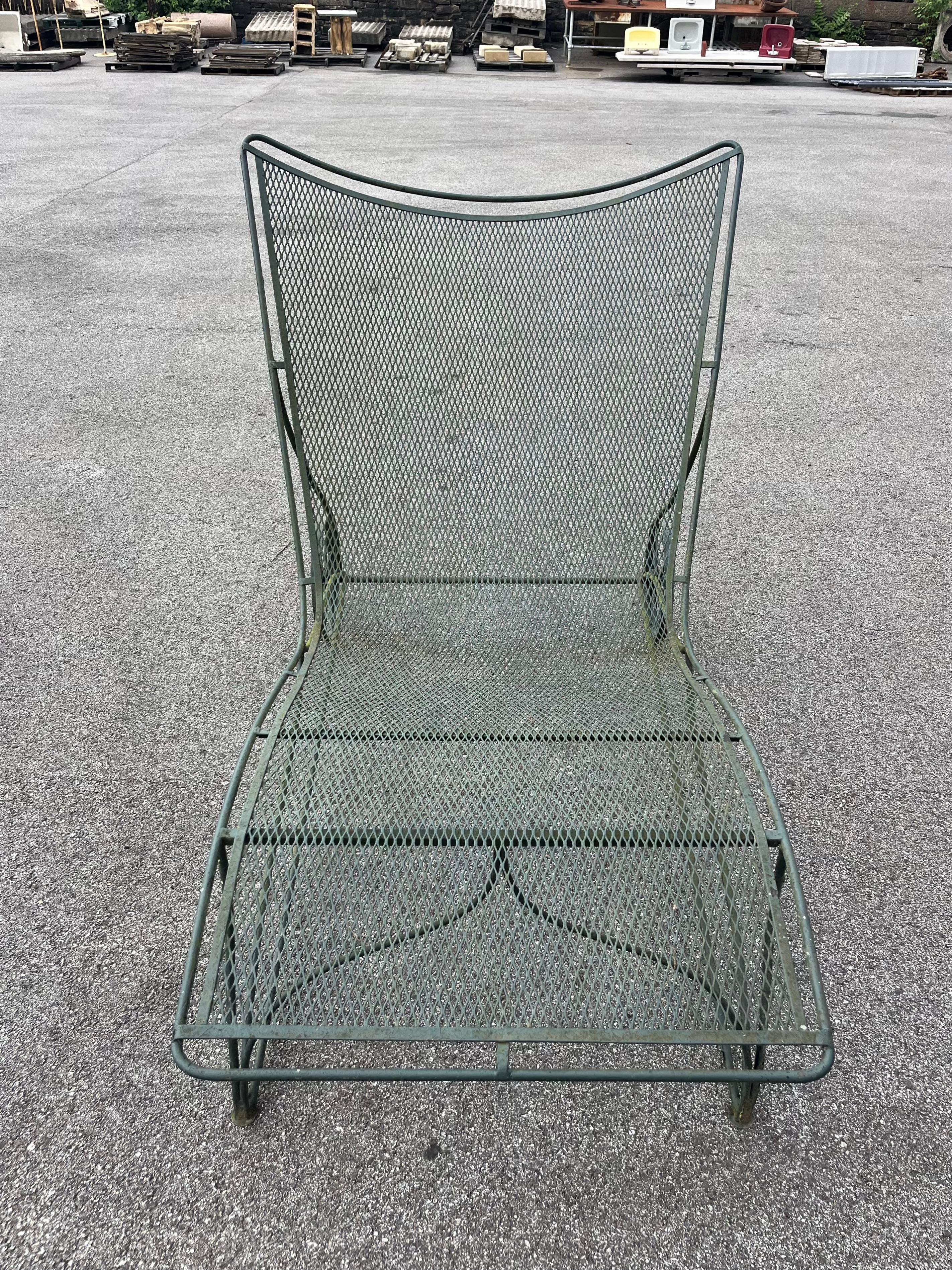 Escasa,  Russell Woodard (atrib.)  Chaise rodante con llamativa forma de respaldo de ala, c. 1960.  
Todo original y patrón difícil de encontrar.
