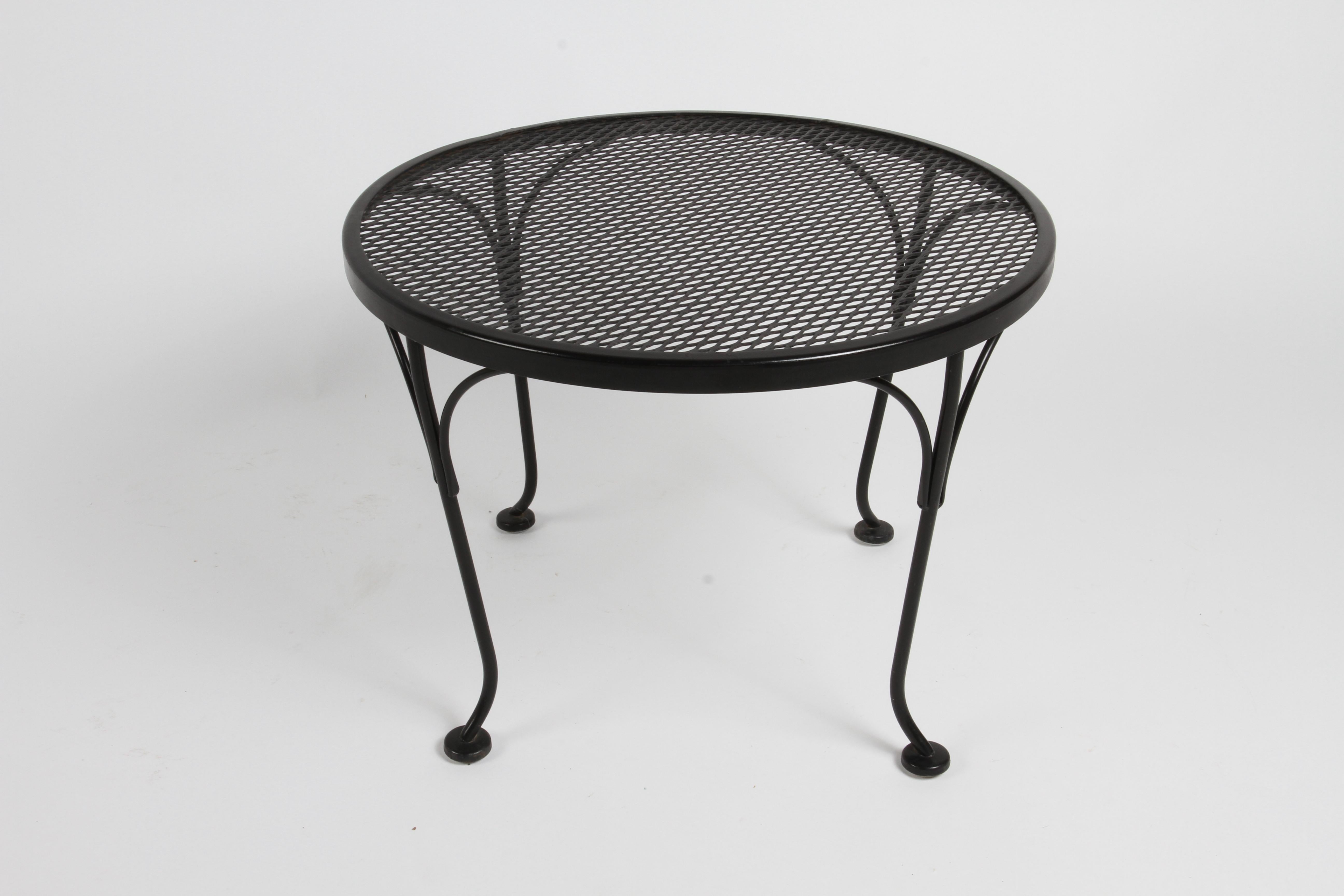 Russell Woodard a conçu des cafés ronds ou des tables d'appoint qui accompagnent souvent ses chaises et canapés de la ligne Sculptura. Belle peinture d'origine ou peut-être plus ancienne. 