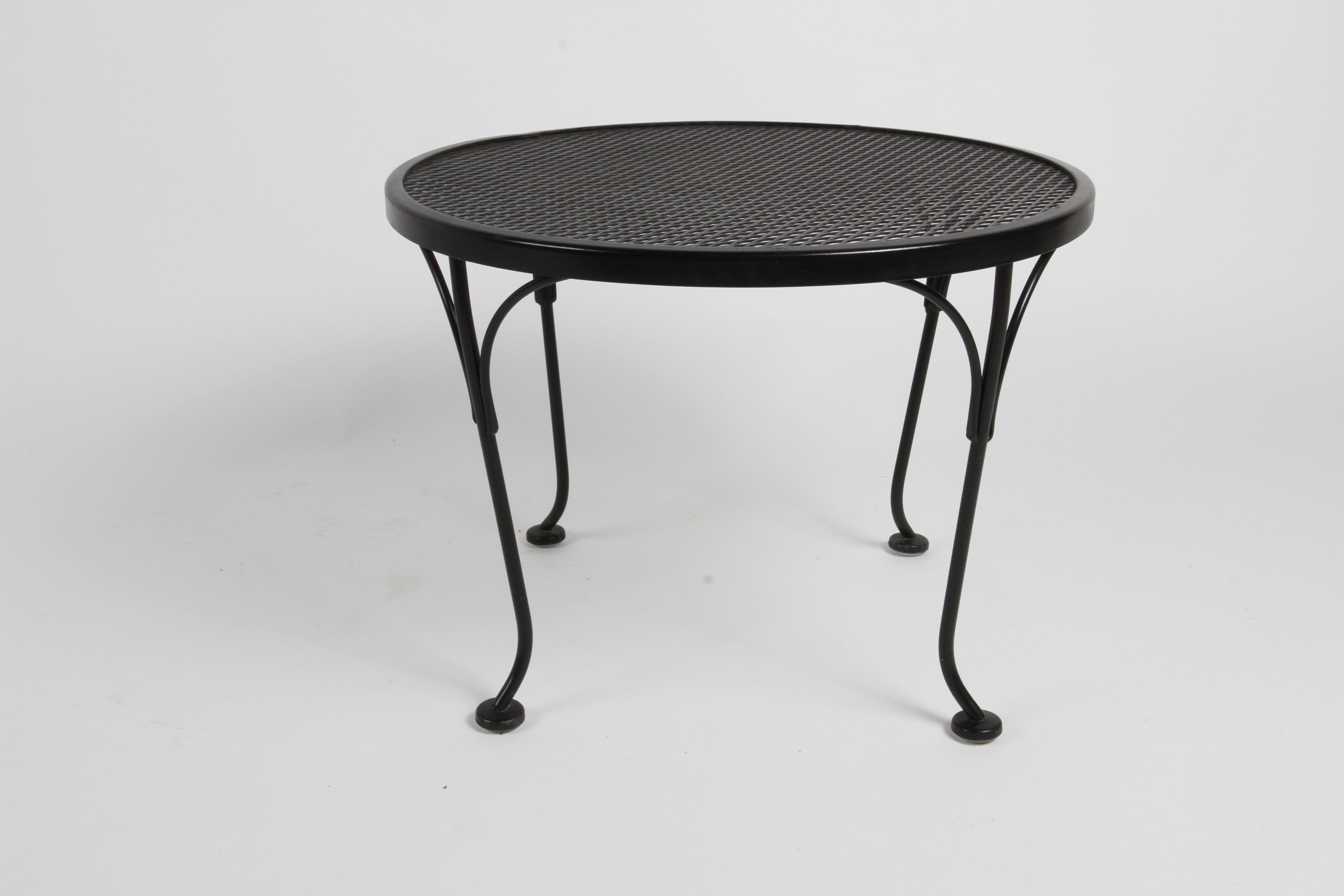 Russell Woodard Round Black Wrought Iron & Mesh Patio Coffee of Side Table  In Good Condition For Sale In St. Louis, MO