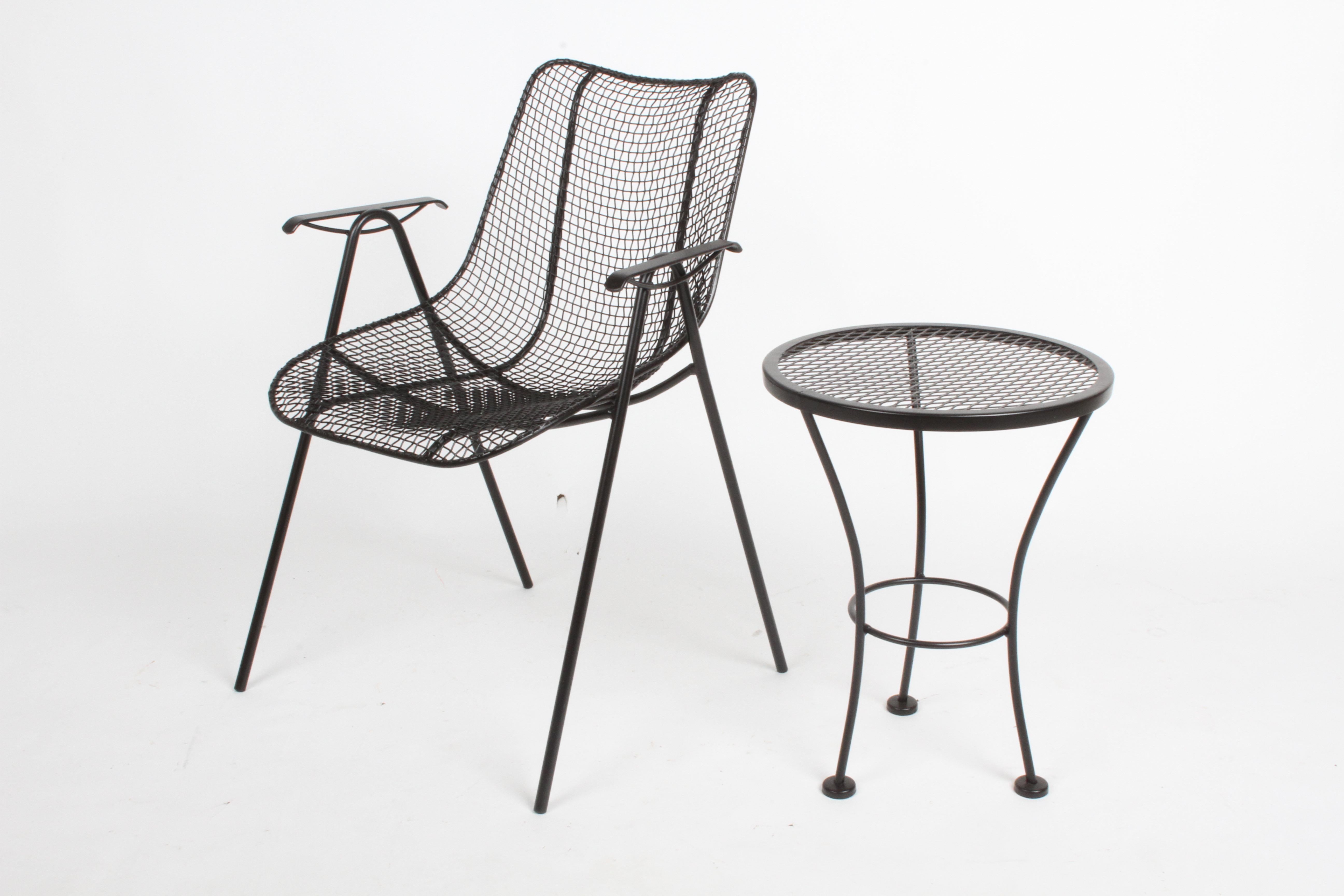 La table ronde d'appoint ou à boire conçue par Russell Woodard est souvent utilisée avec ses chaises et canapés de la ligne Sculptura. Cette table a été sablée, plongée dans un inhibiteur de rouille et repeinte en noir satiné. Provenant de la