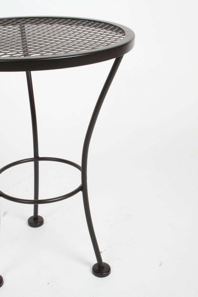 Russell Woodard Round Black Wrought Iron & Mesh Patio Side Table or Drinks Stand In Good Condition For Sale In St. Louis, MO