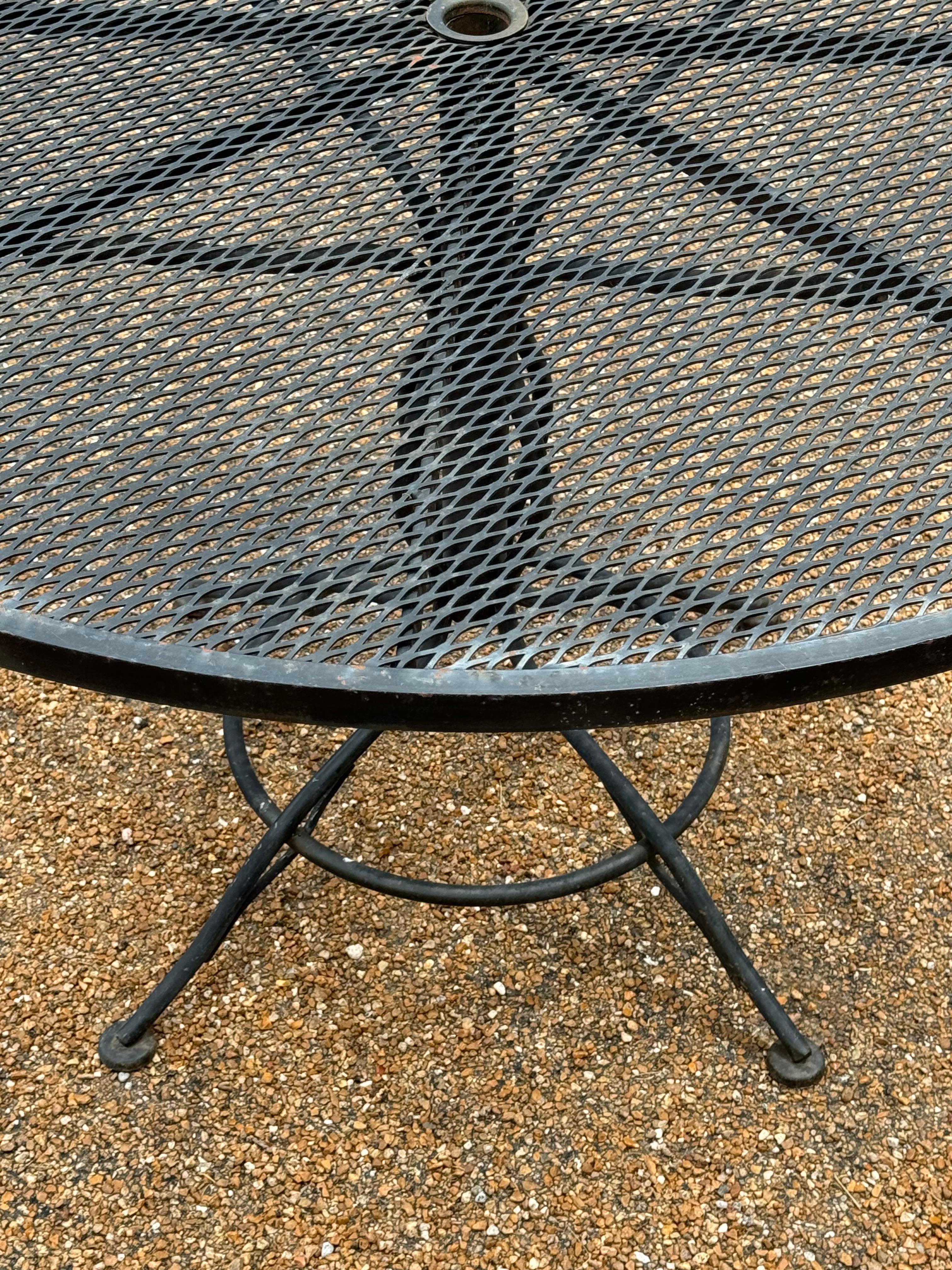 Russell Woodard Mesa de comedor redonda de hierro forjado negro y malla con sombrilla para patio en venta 3