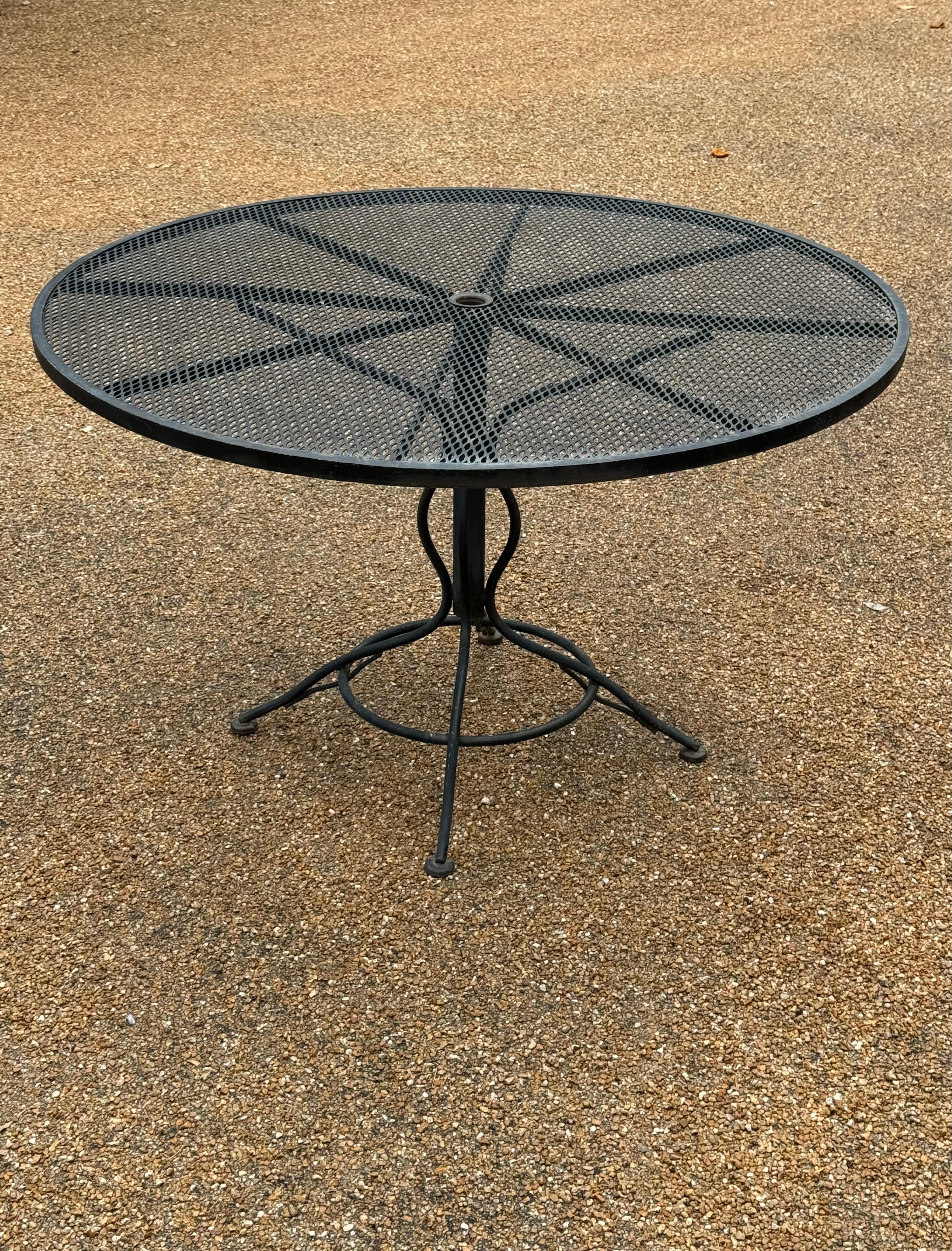 Russell Woodard Mesa de comedor redonda de hierro forjado negro y malla con sombrilla para patio en venta 4