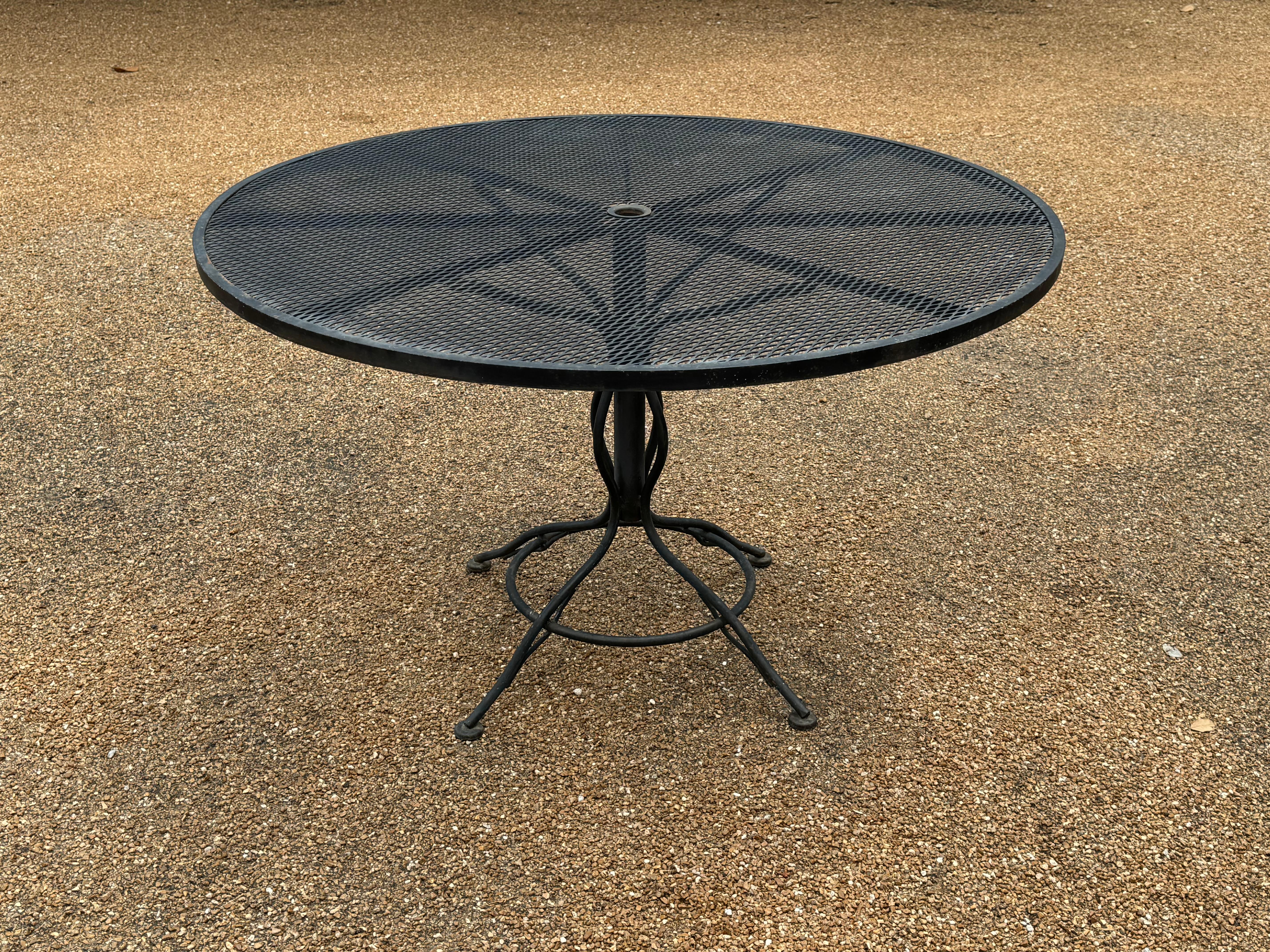 Russell Woodard Mesa de comedor redonda de hierro forjado negro y malla con sombrilla para patio Moderno de mediados de siglo en venta