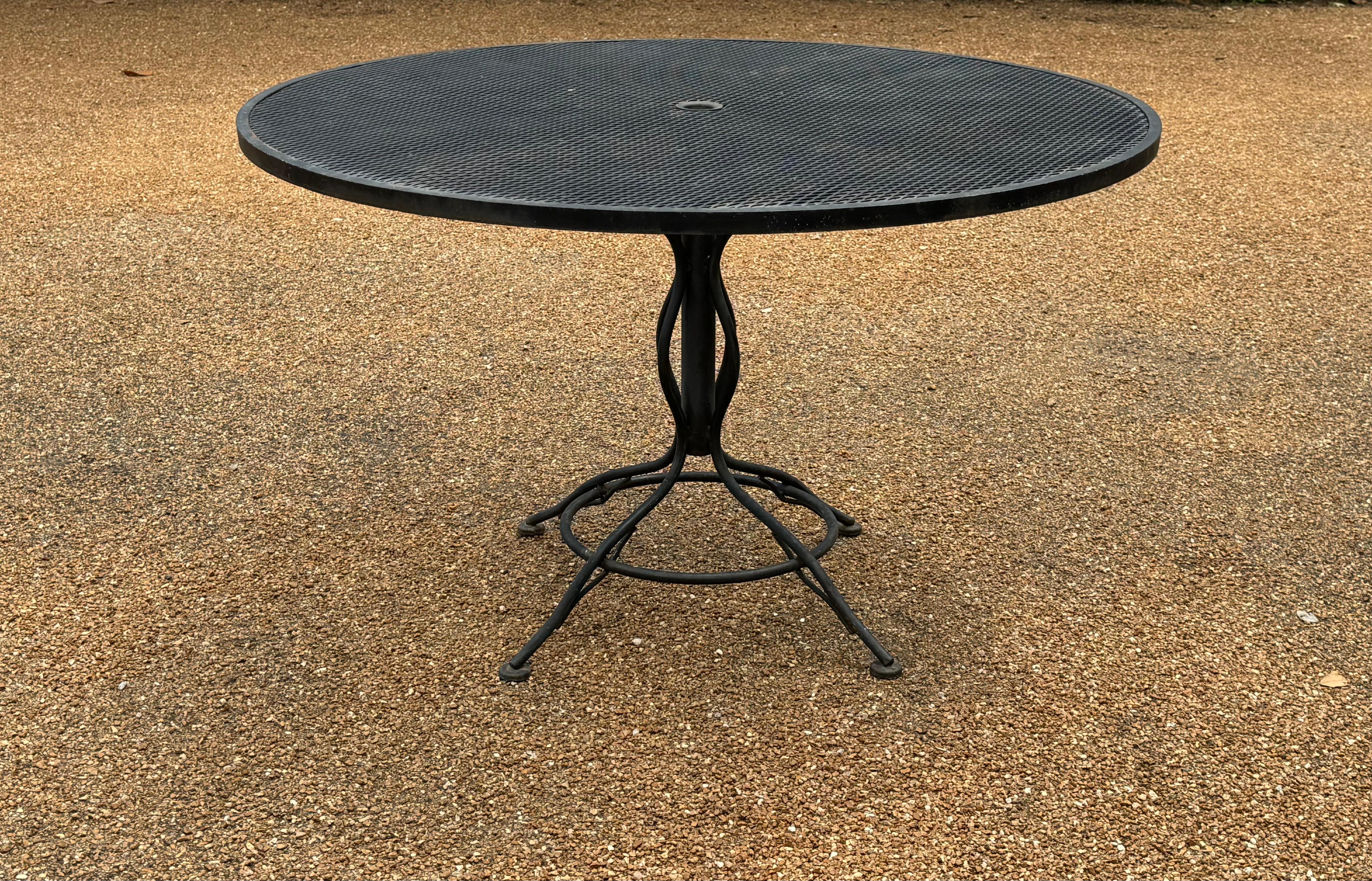 Russell Woodard Mesa de comedor redonda de hierro forjado negro y malla con sombrilla para patio Estadounidense en venta