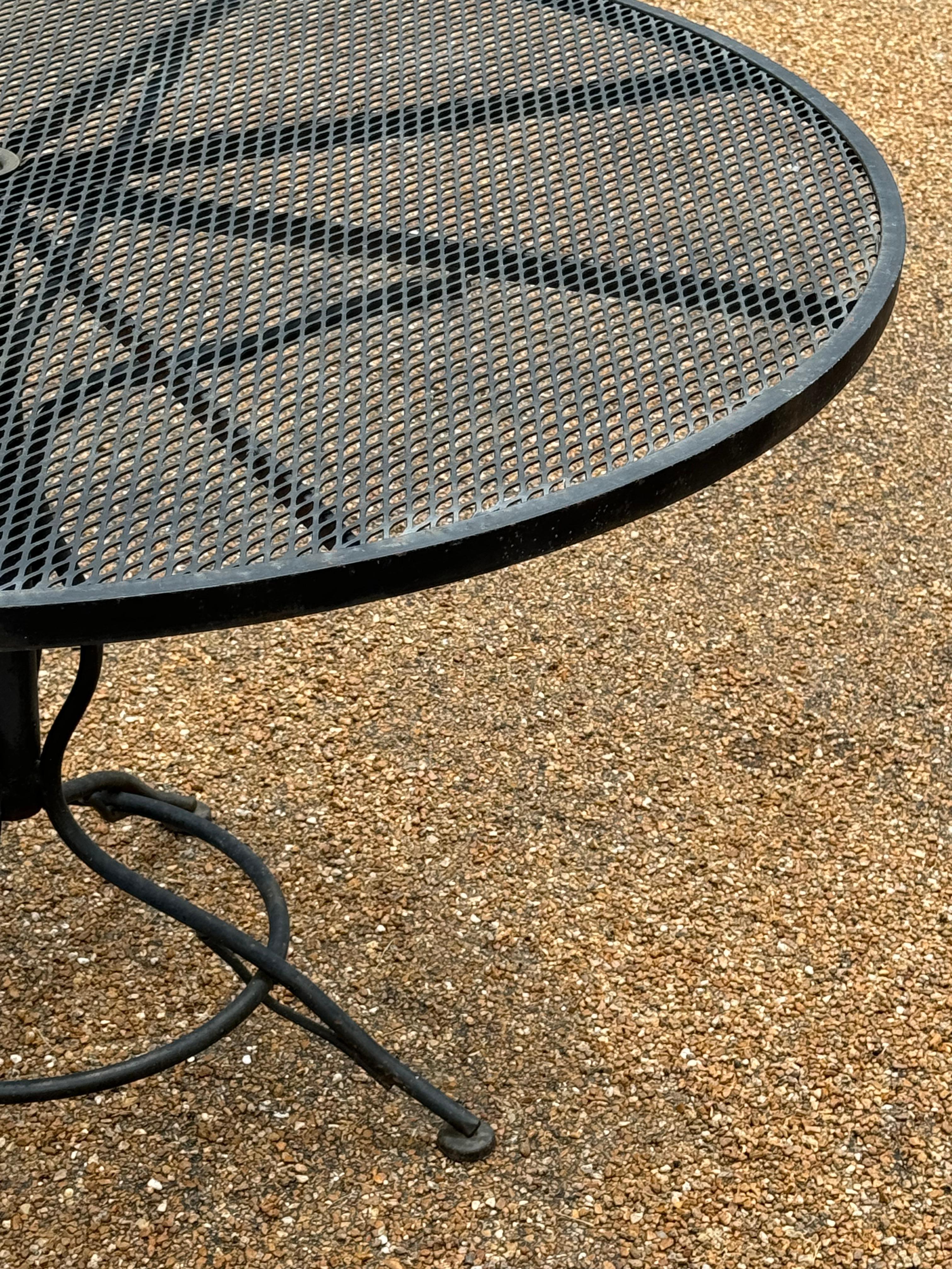 Russell Woodard Mesa de comedor redonda de hierro forjado negro y malla con sombrilla para patio en Bueno estado para la venta en St. Louis, MO