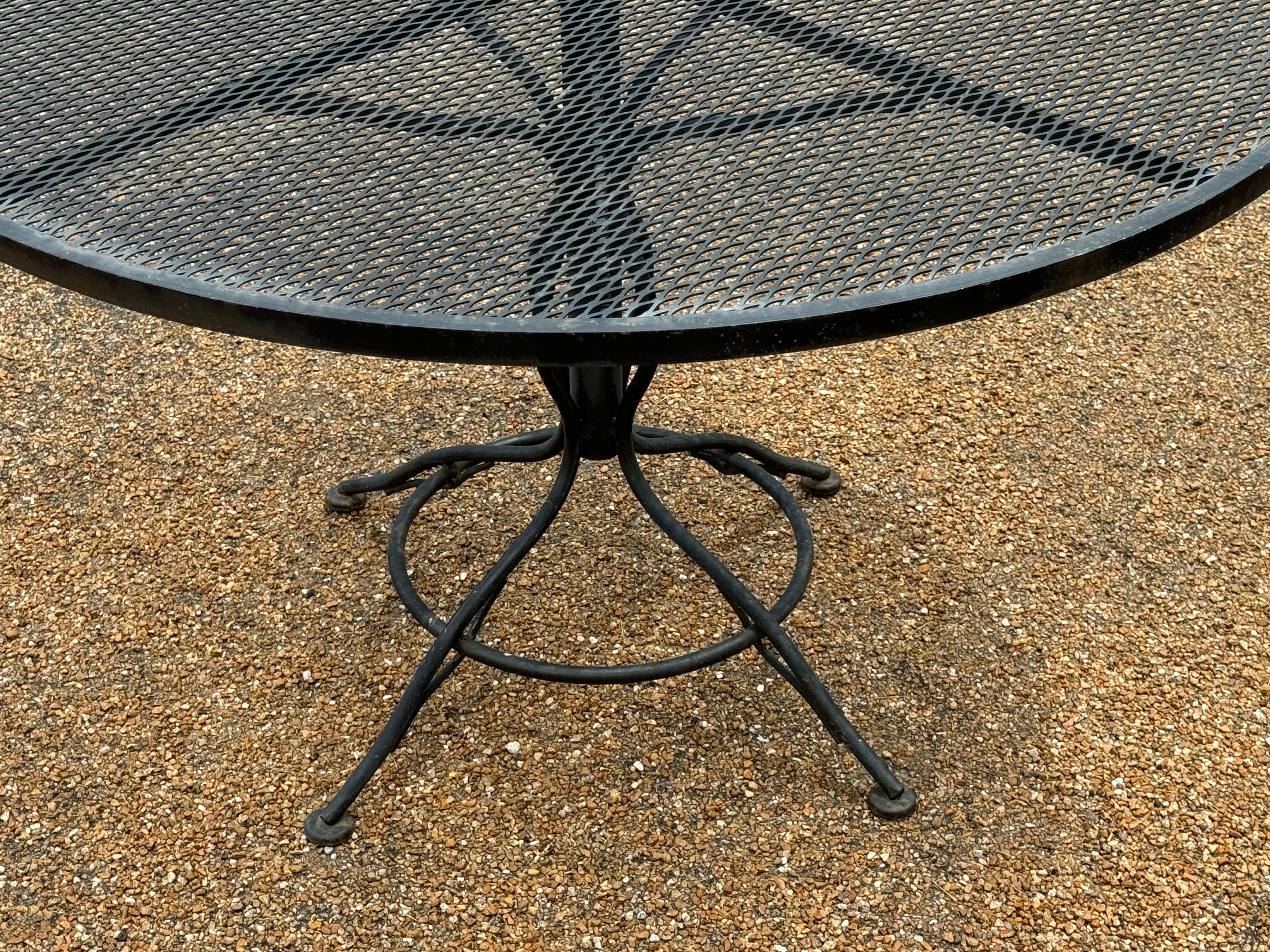 Russell Woodard Mesa de comedor redonda de hierro forjado negro y malla con sombrilla para patio en venta 1