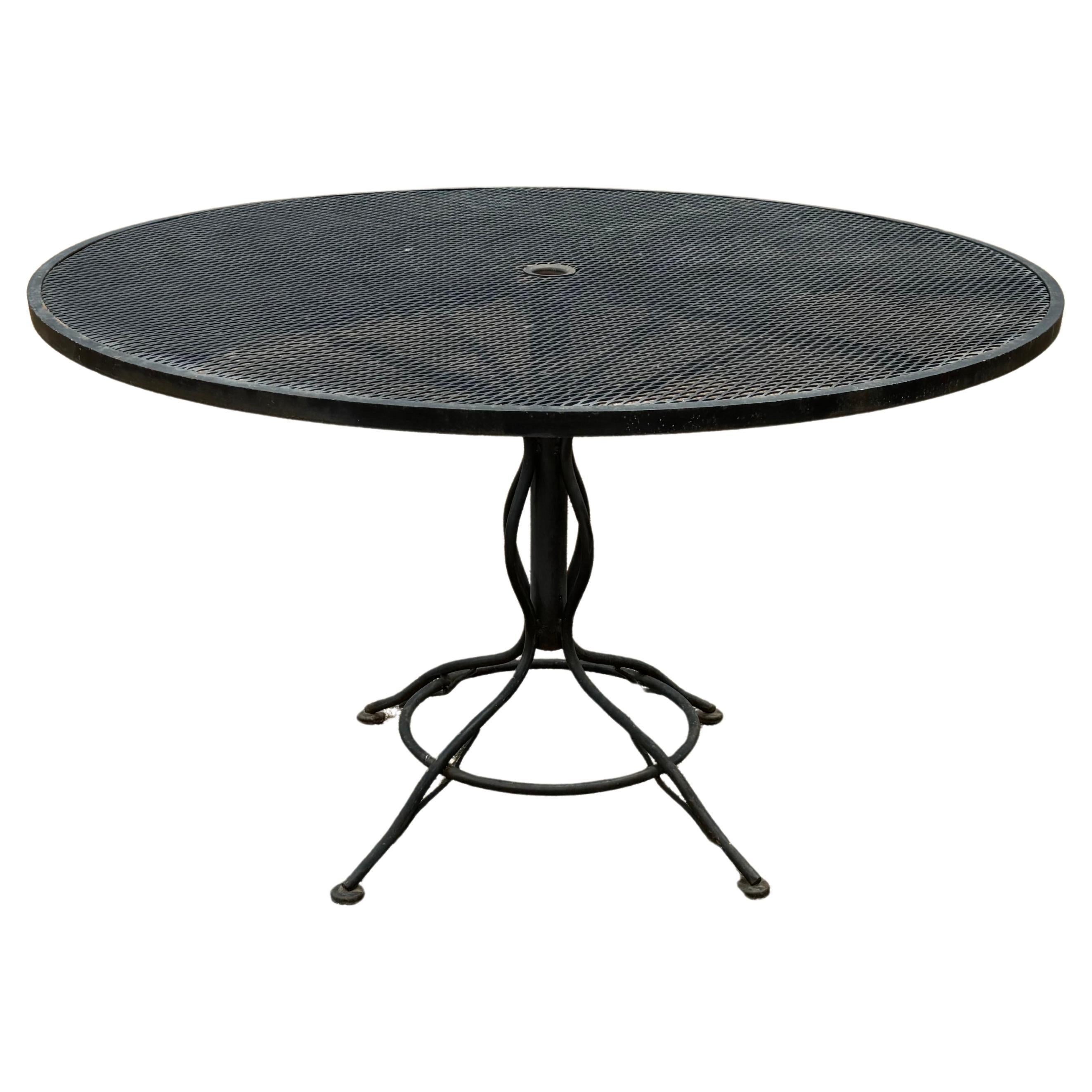 Russell Woodard Mesa de comedor redonda de hierro forjado negro y malla con sombrilla para patio