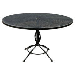 Russell Woodard Mesa de comedor redonda de hierro forjado negro y malla con sombrilla para patio