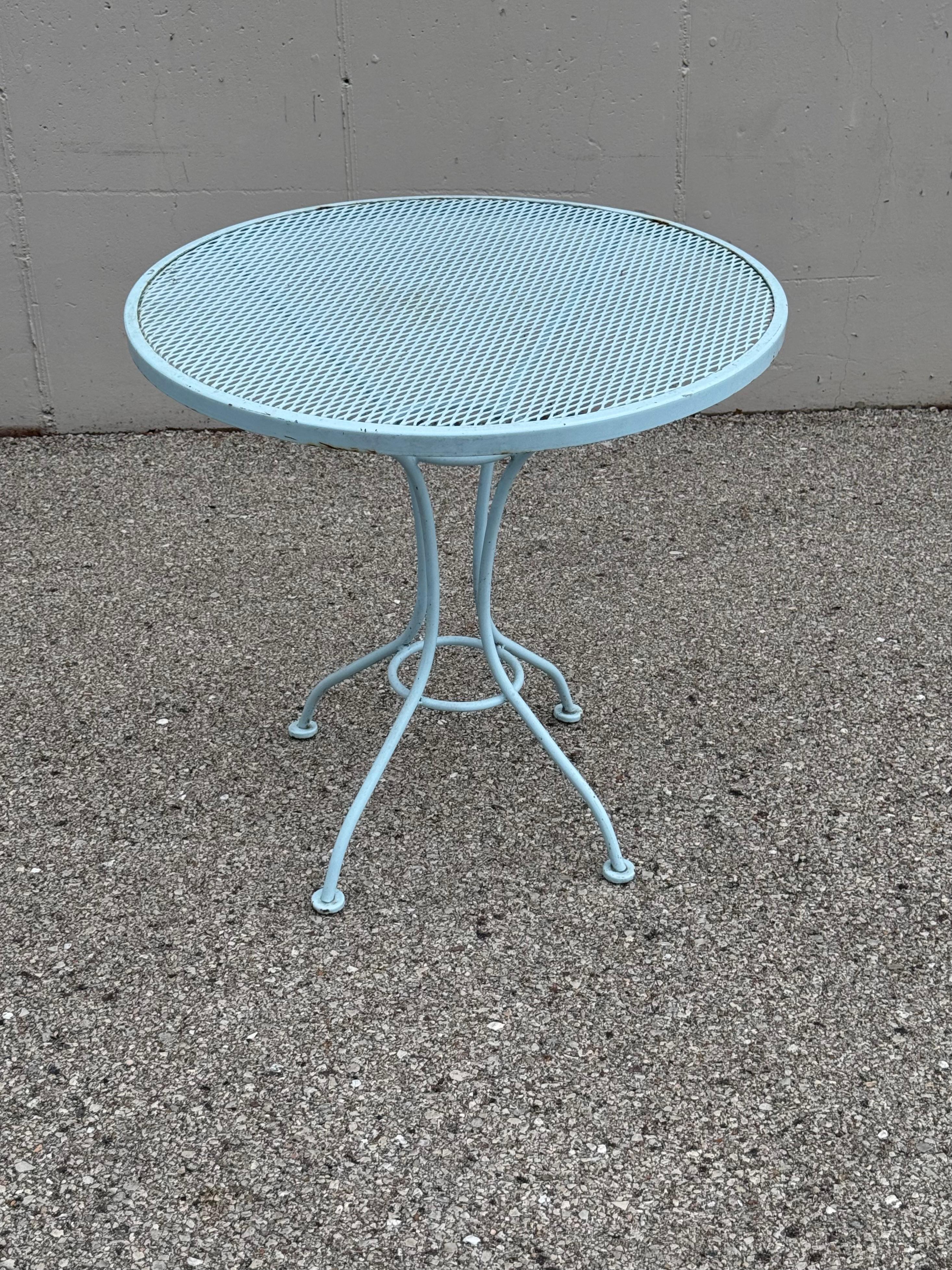 Il tavolo rotondo da caffè o da gelato progettato da Russell Woodard si trova spesso accanto alle sue sedie da pranzo della linea Sculptura. Vernice vintage Robin's Egg Blue, un po' di ruggine. 