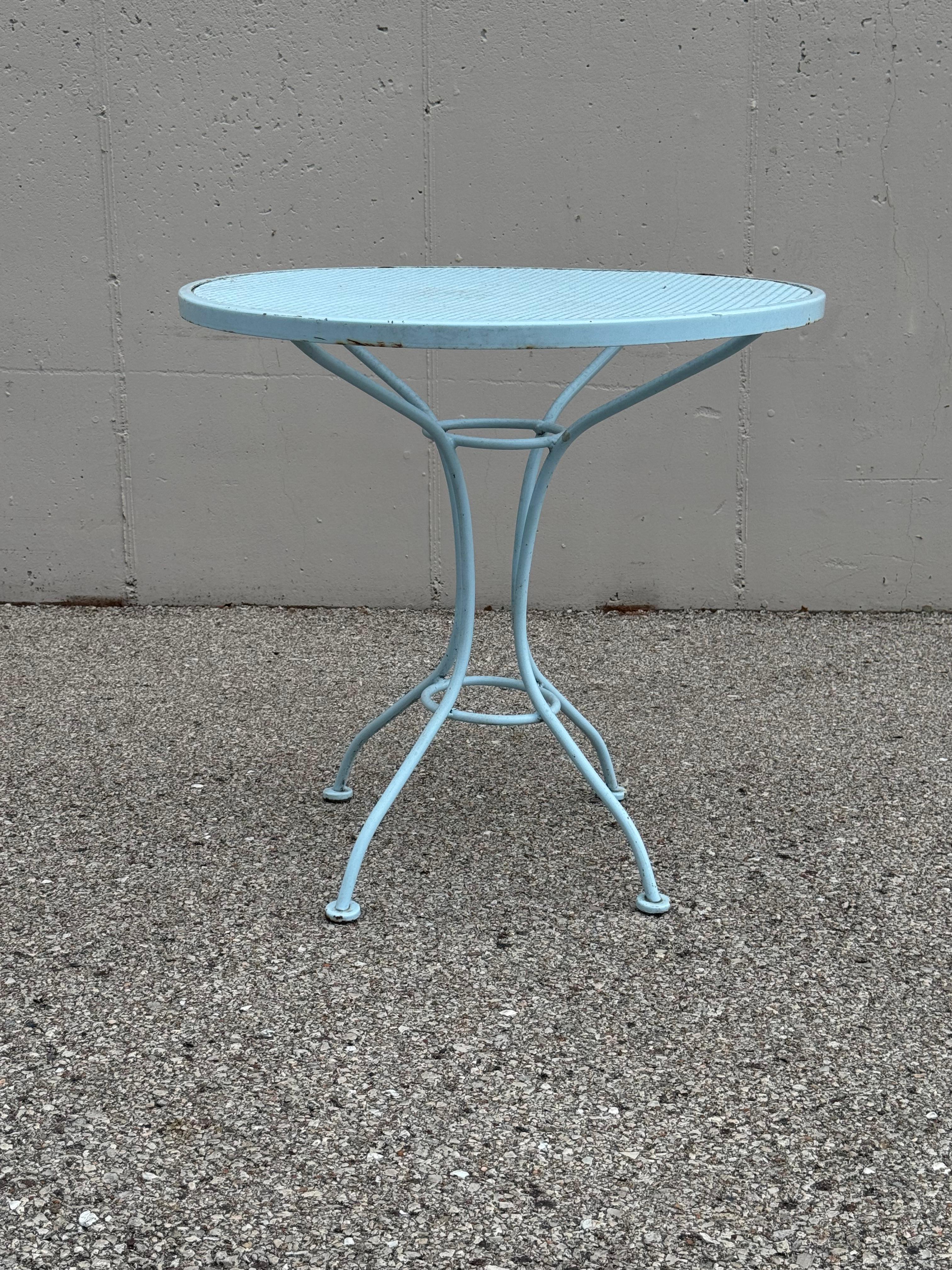 Mid-Century moderno Russell Woodard Round Lt. Tavolo da bar o da gelateria in ferro battuto e rete di colore blu in vendita