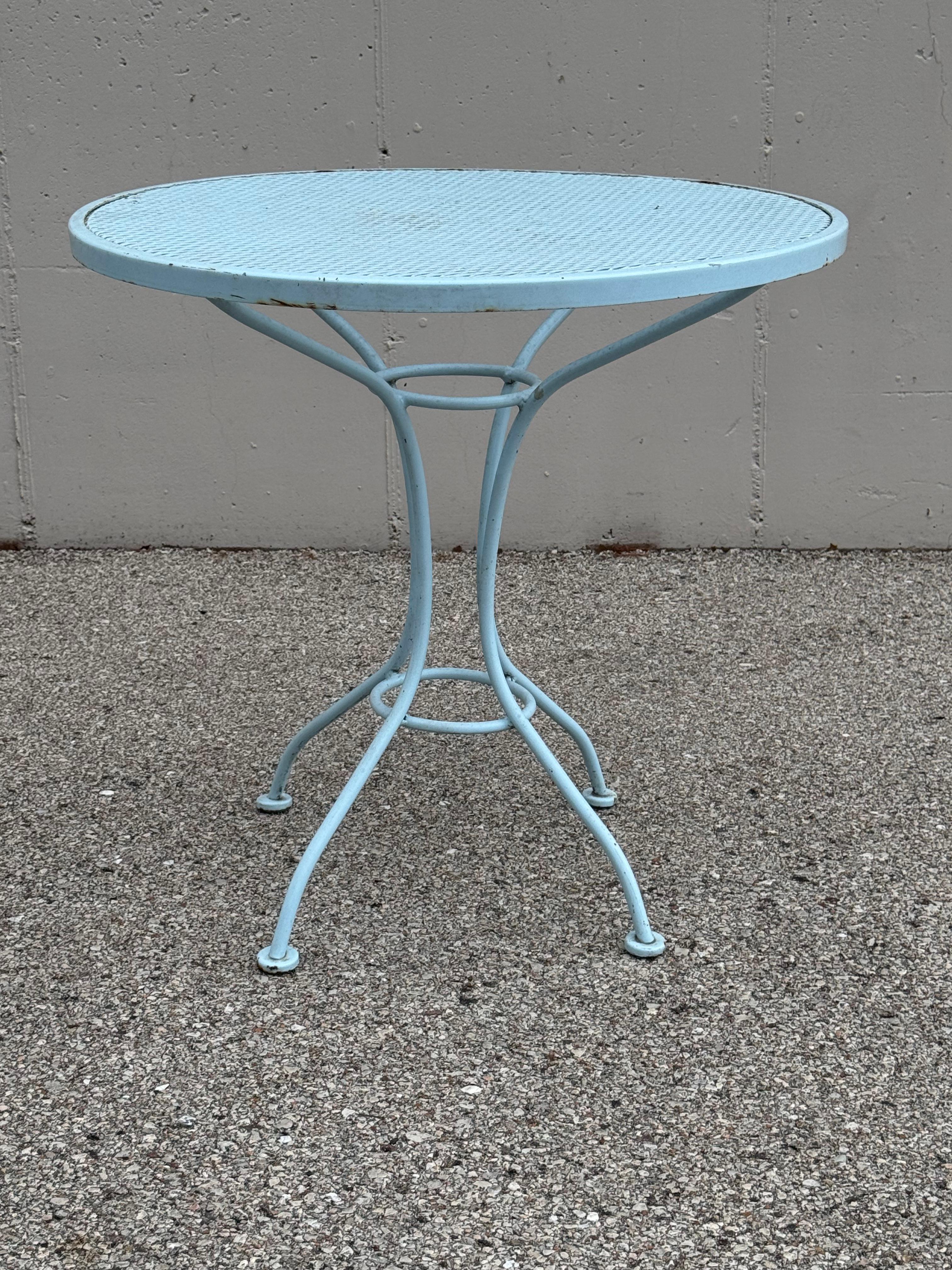Russell Woodard Round Lt. Tavolo da bar o da gelateria in ferro battuto e rete di colore blu In condizioni buone in vendita a St. Louis, MO