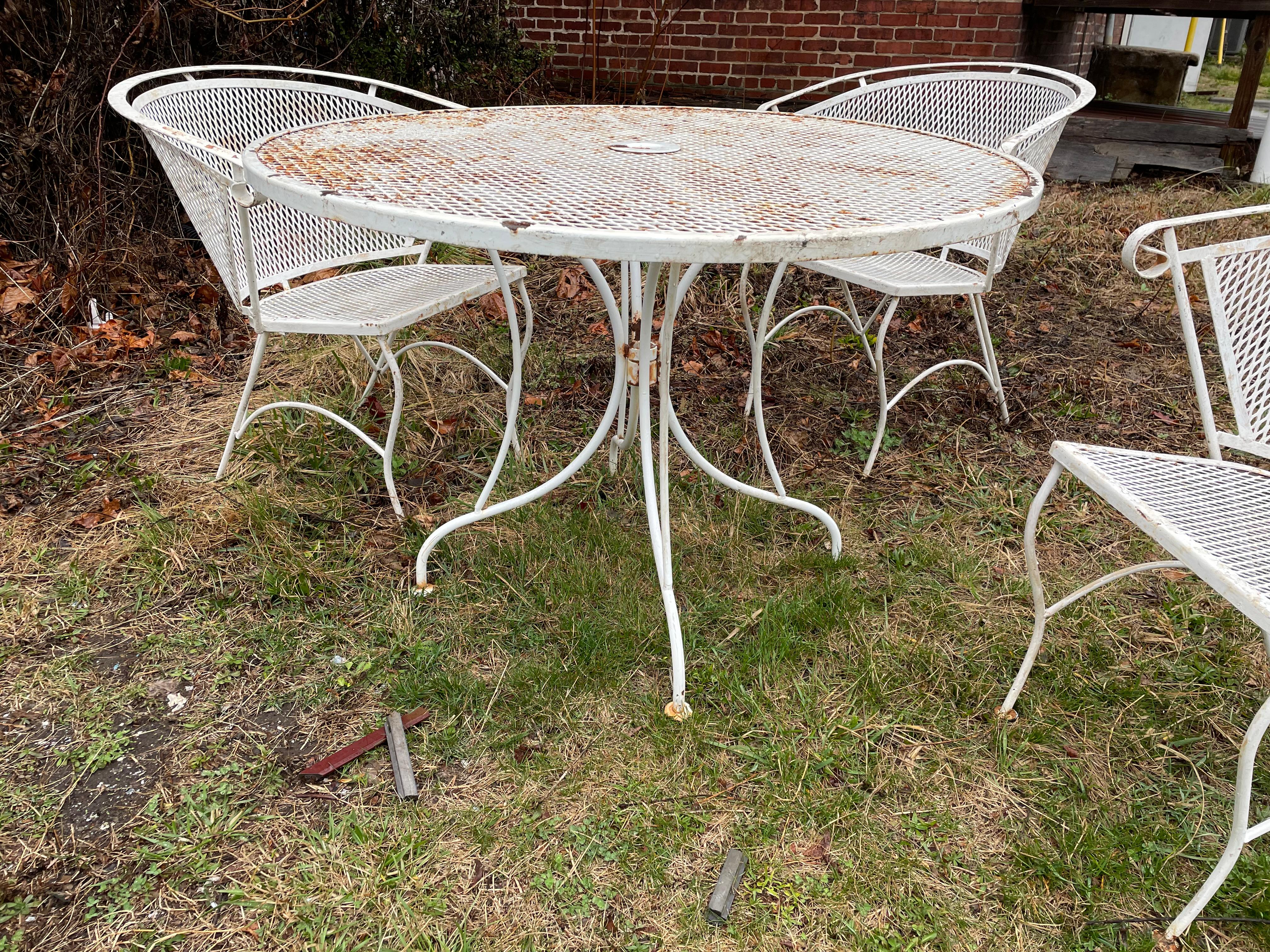 Russell Woodard Round Mesh Patio Table & 4 Chairs Set  For Sale 1
