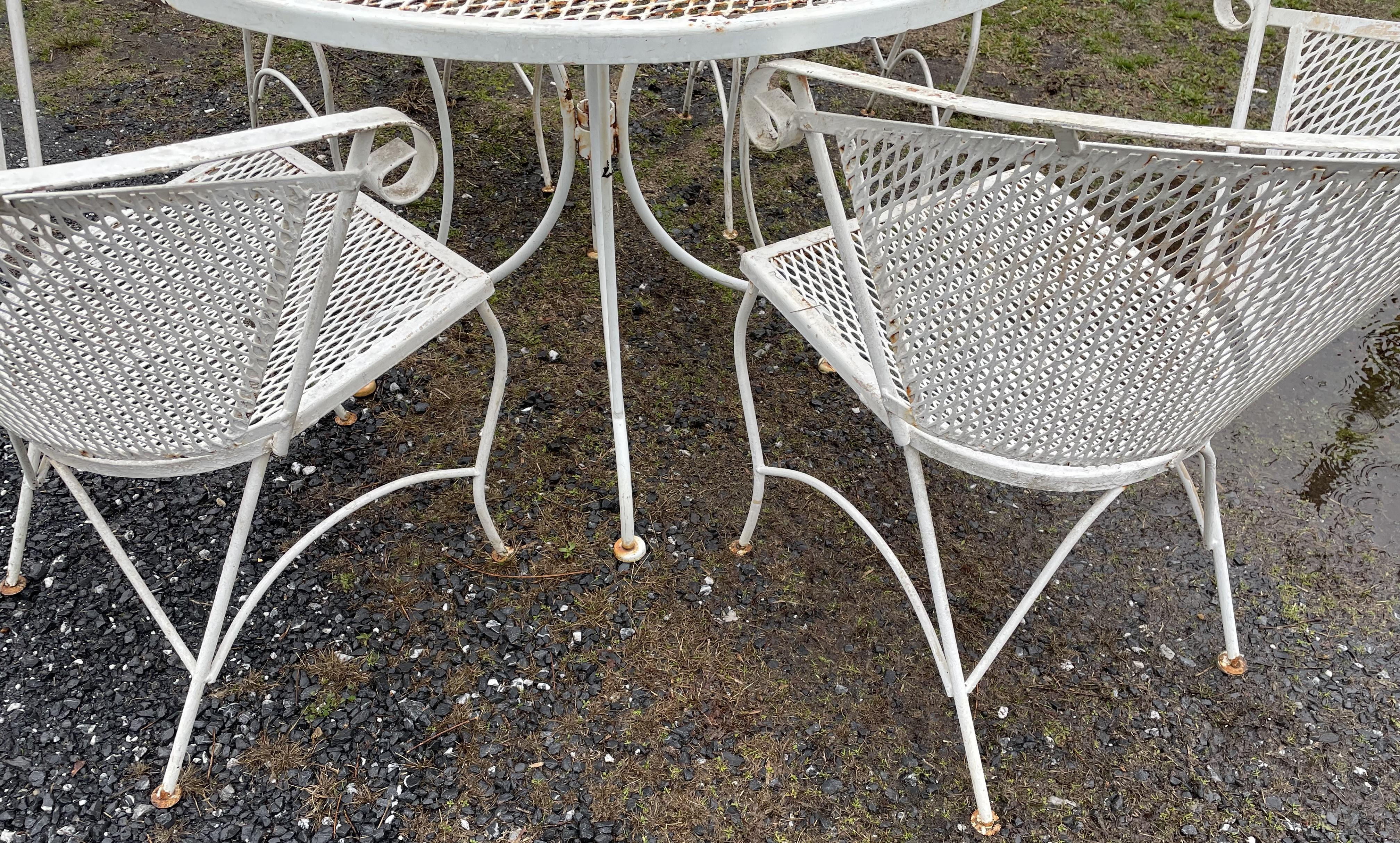 Russell Woodard Round Mesh Patio Table & 4 Chairs Set  For Sale 2