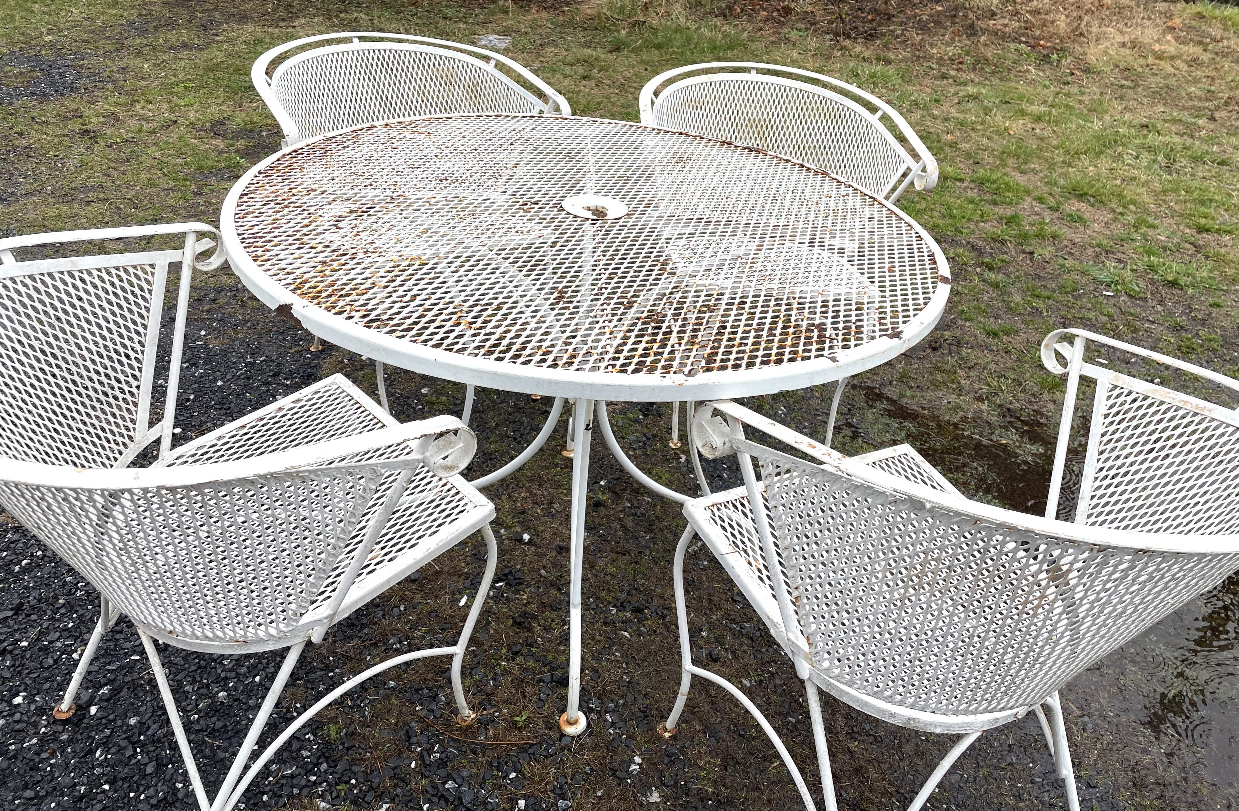 Russell Woodard Round Mesh Patio Table & 4 Chairs Set  For Sale 3