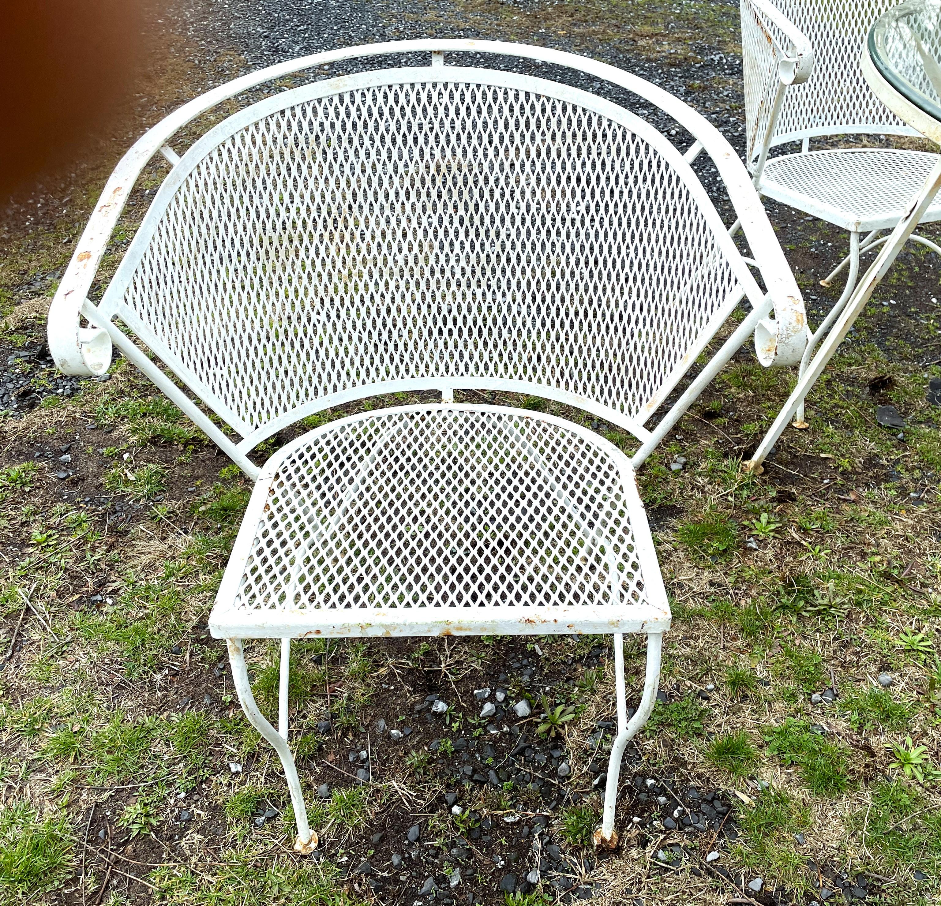 Russell Woodard Round Mesh Patio Table & 4 Chairs Set  For Sale 4