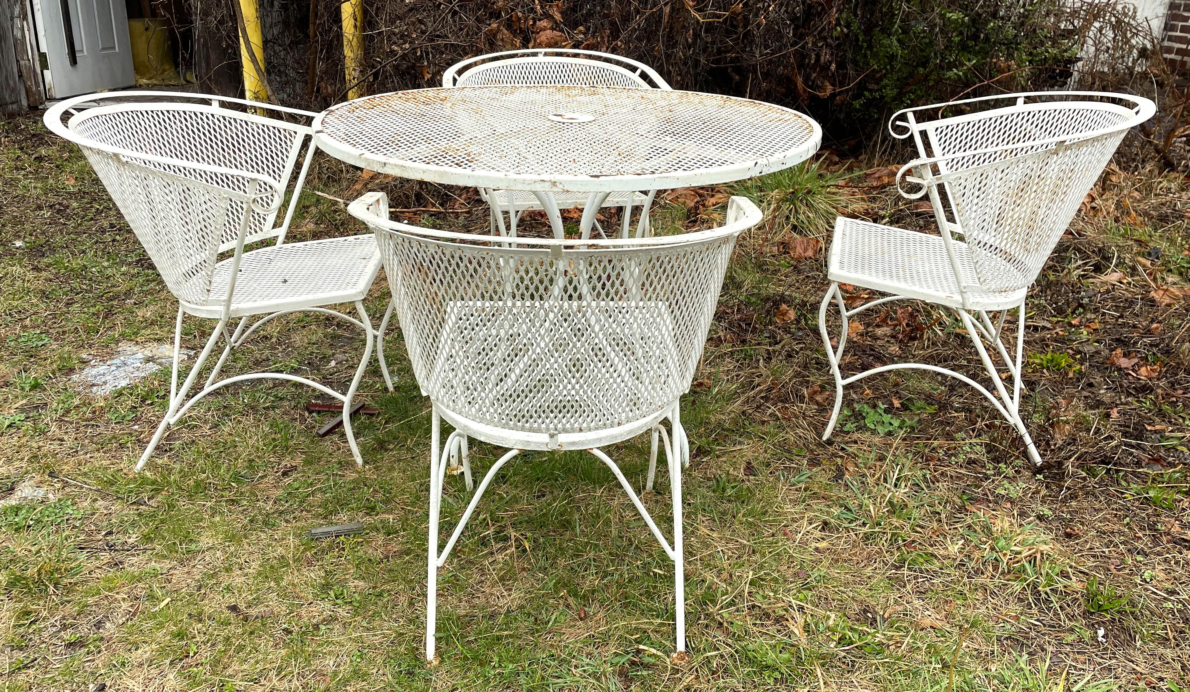 Mid-Century Modern Russell Woodard - Ensemble table et 4 chaises de patio en maille ronde  en vente