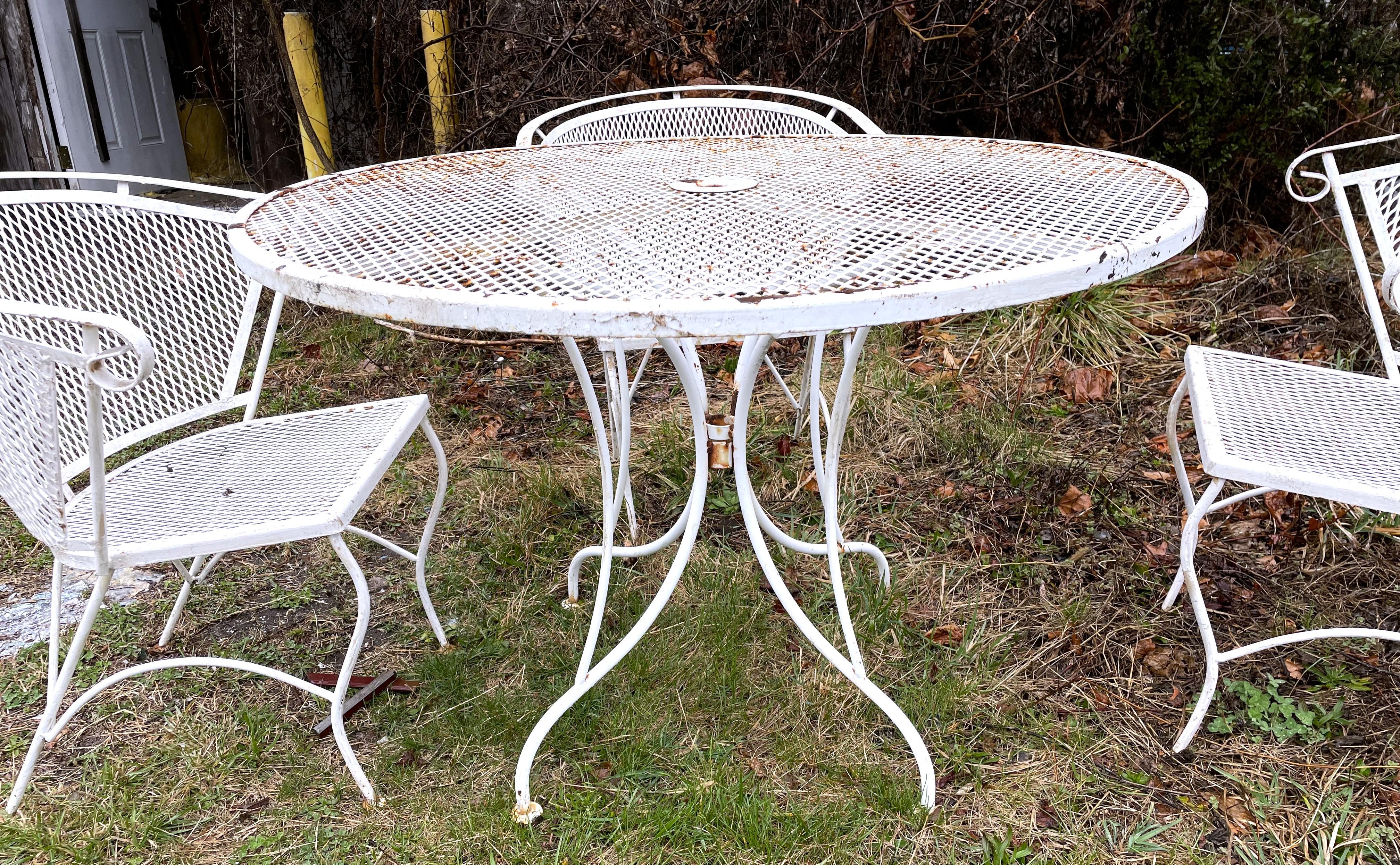 Mid-Century Modern Russell Woodard Round Mesh Patio Table & 4 Chairs Set  For Sale