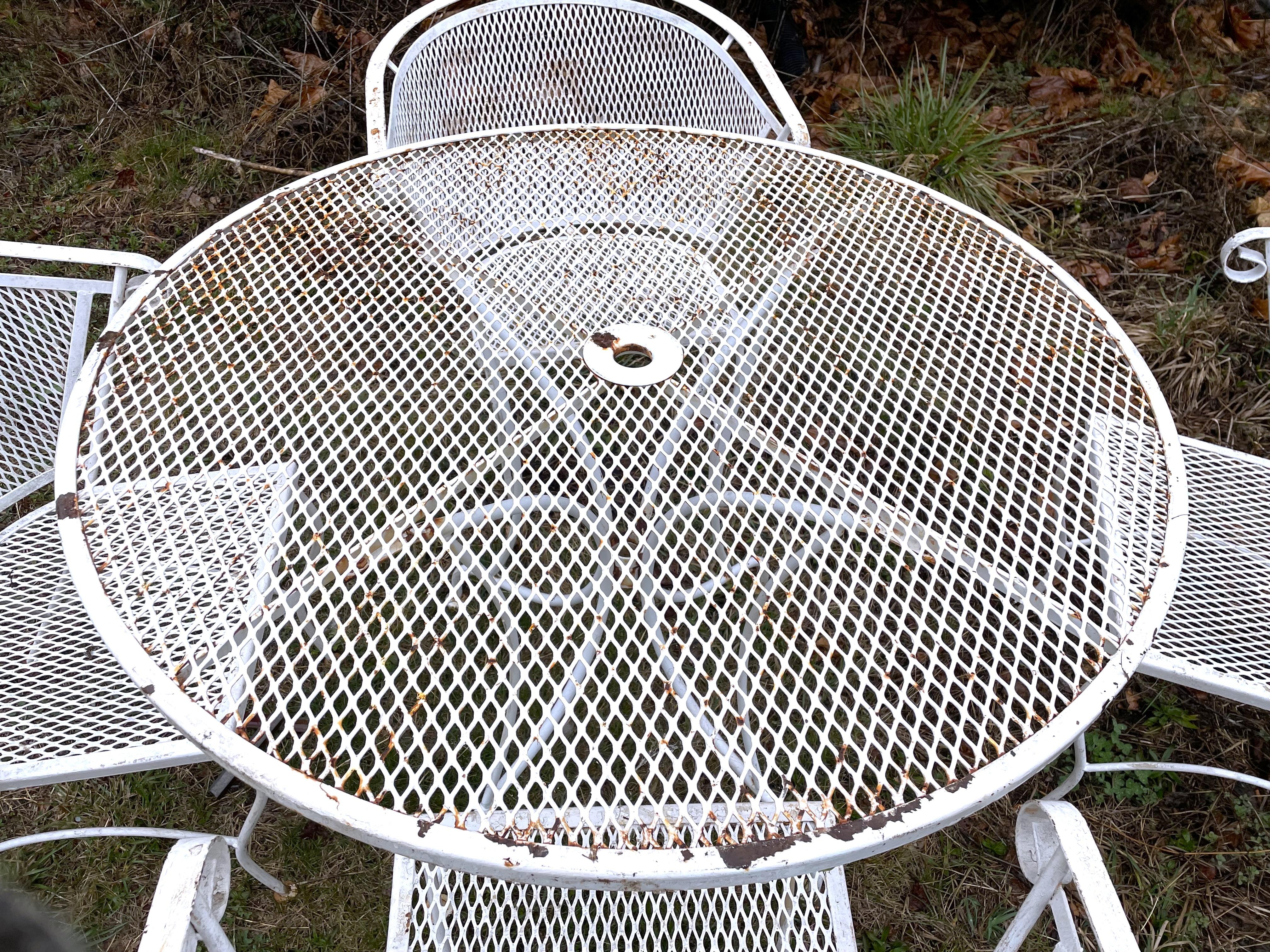 American Russell Woodard Round Mesh Patio Table & 4 Chairs Set  For Sale