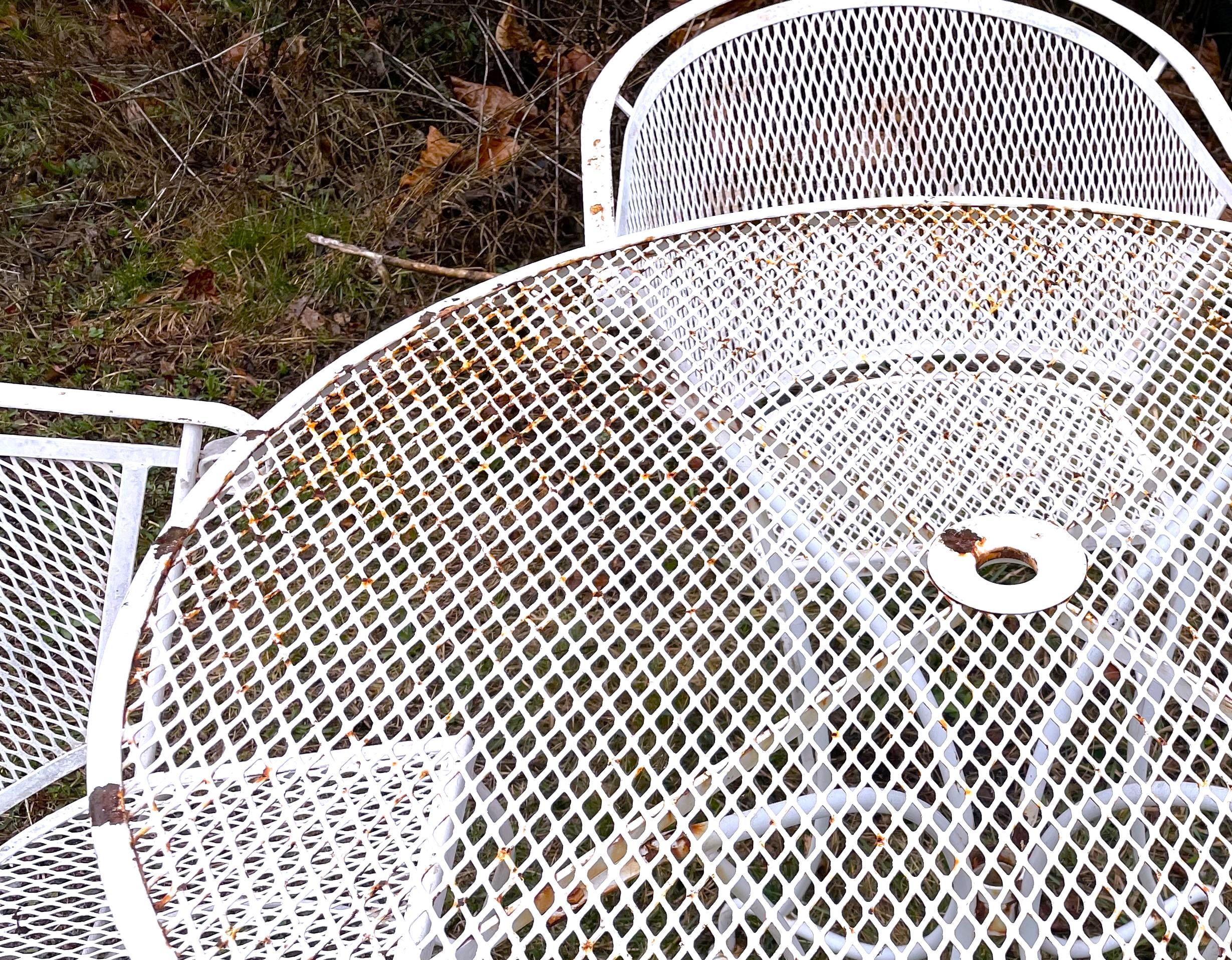 Russell Woodard - Ensemble table et 4 chaises de patio en maille ronde  Abîmé - En vente à Clifton Forge, VA