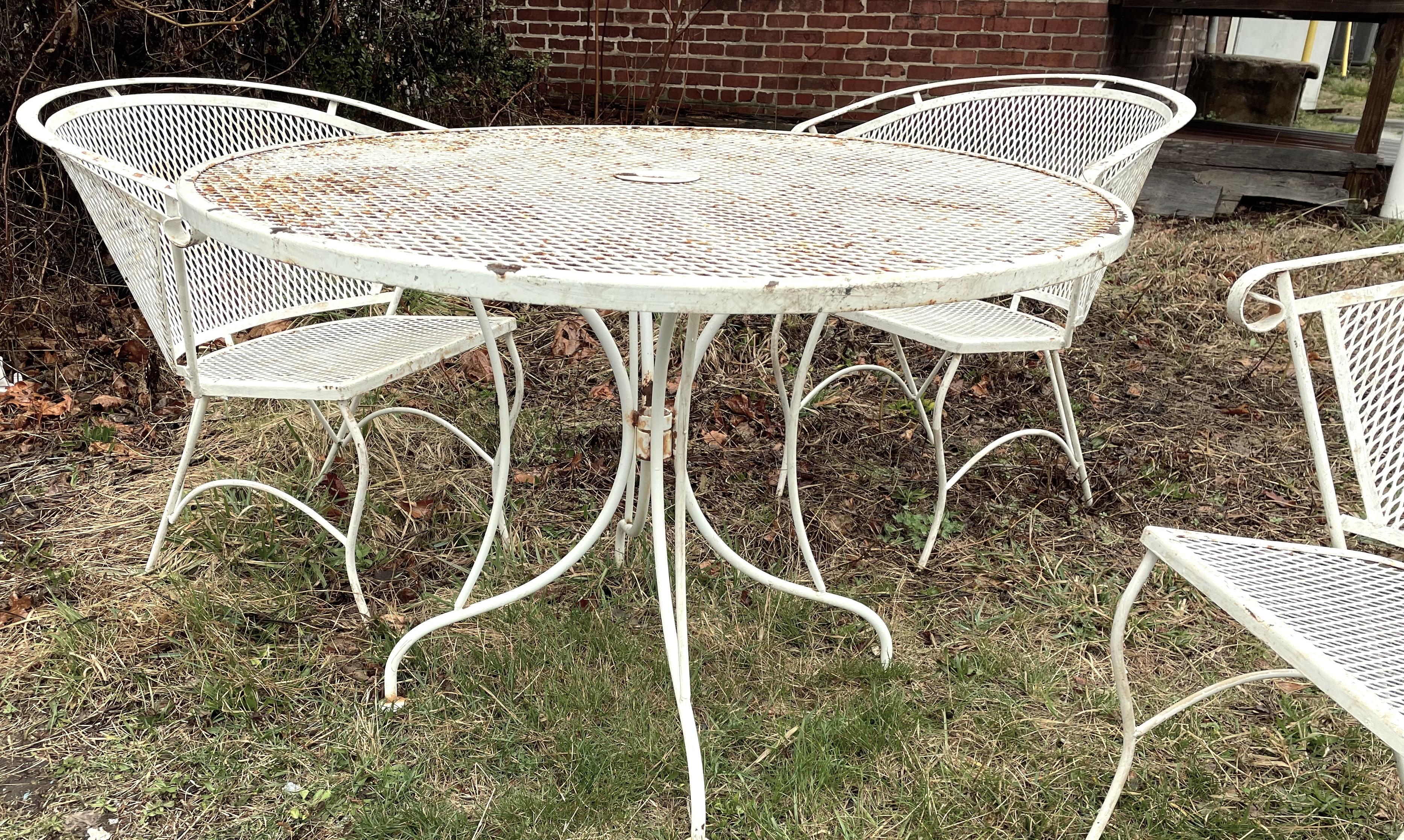 20ième siècle Russell Woodard - Ensemble table et 4 chaises de patio en maille ronde  en vente