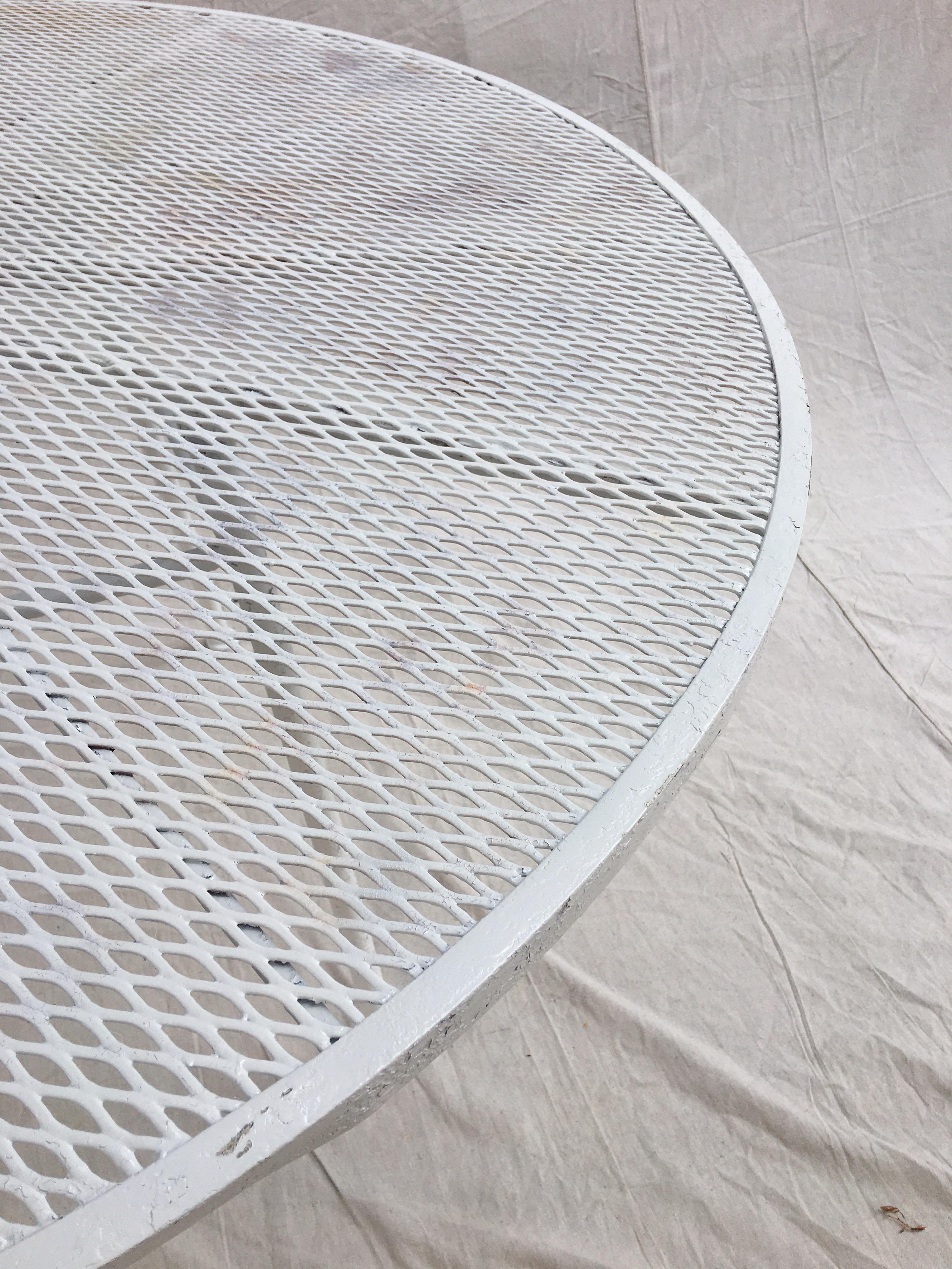 Russell Woodard Round Patio Table In Good Condition In Philadelphia, PA