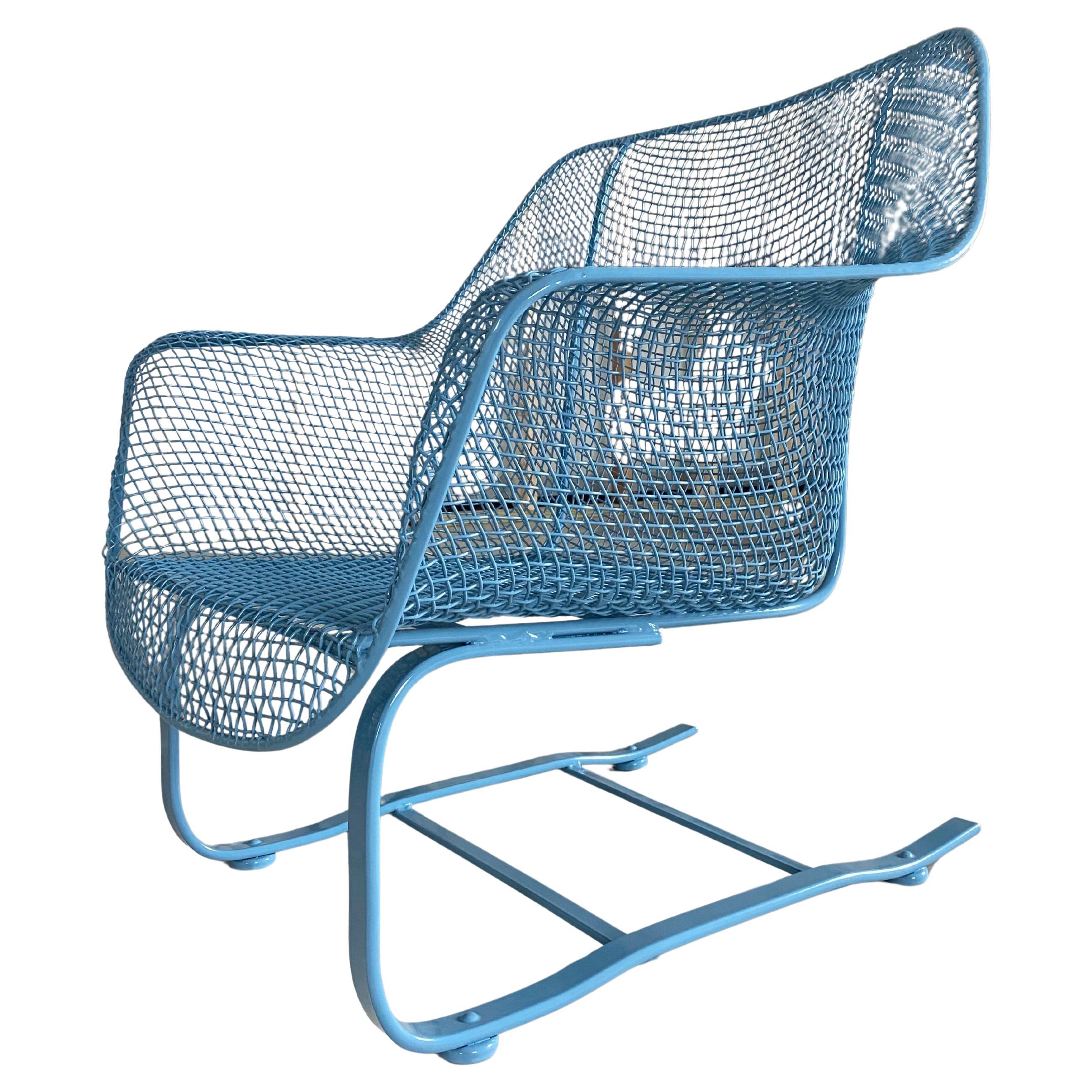 Merveilleux ensemble de pièces 'Sculptura' des années 1950 conçues par John Woodard. La collection se caractérise par des cadres en fer et des mailles en acier tissé. Le fauteuil de salon est doté d'un piètement à bascule à ressort, qui incarne le