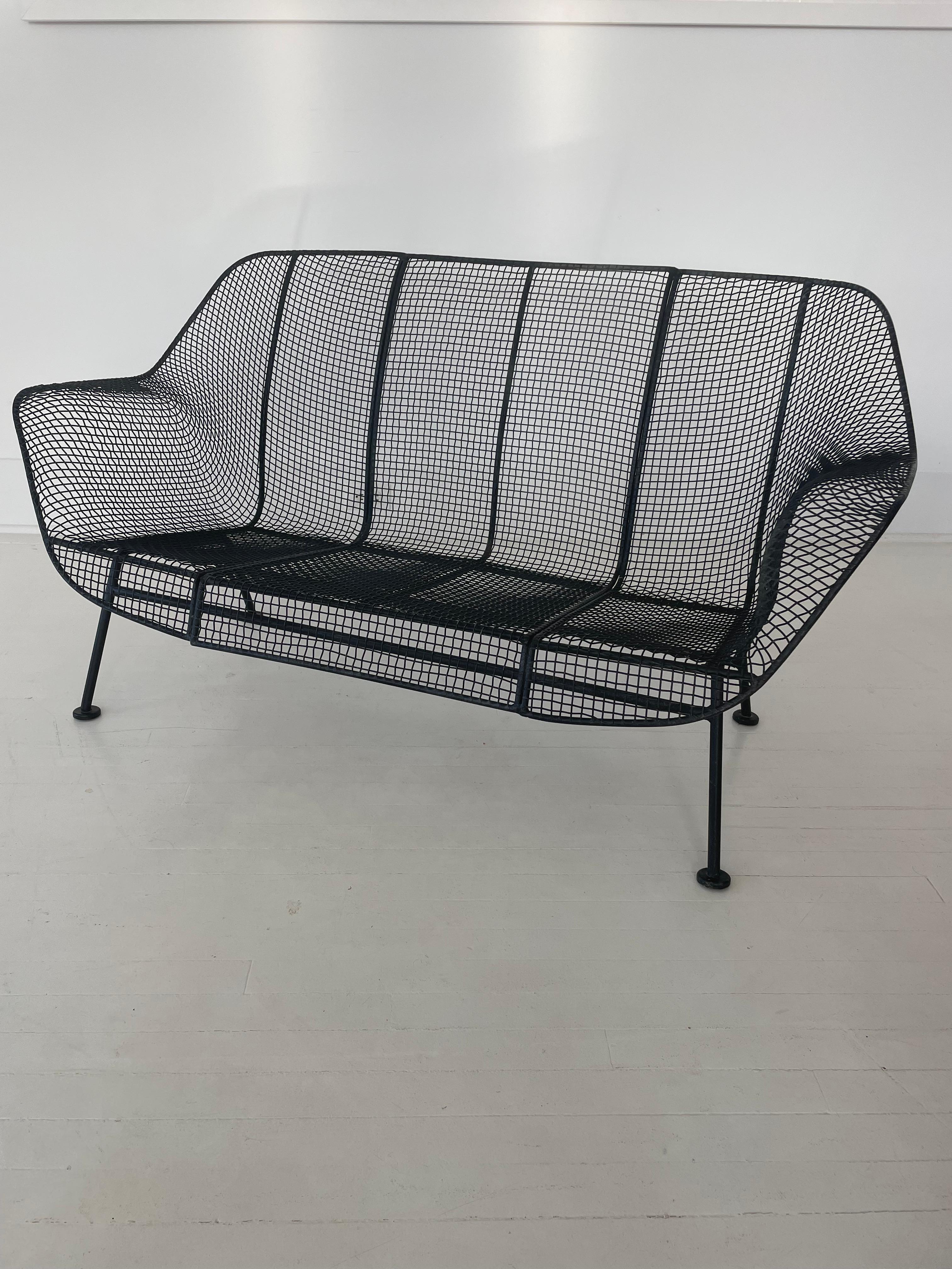 Icone Fantastique Moderne du Milieu du Siècle  La causeuse ou le canapé conçu par Russell Woodard fait partie de la très convoitée Collection Sculptura . Making Works en fer forgé et en maille d'acier . Les accoudoirs ailés et l'assise basse