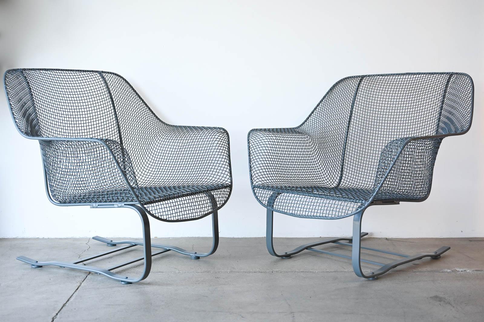 Russell Woodard Sculptura Springer Lounge Chairs, ca. 1950.  Originalpaar der seltenen, schwer zu findenden Lounge Chair Version seines beliebten Springer Designs.  Superbequeme, tiefe Sitzfläche mit freitragender Basis.  Professionell restauriert