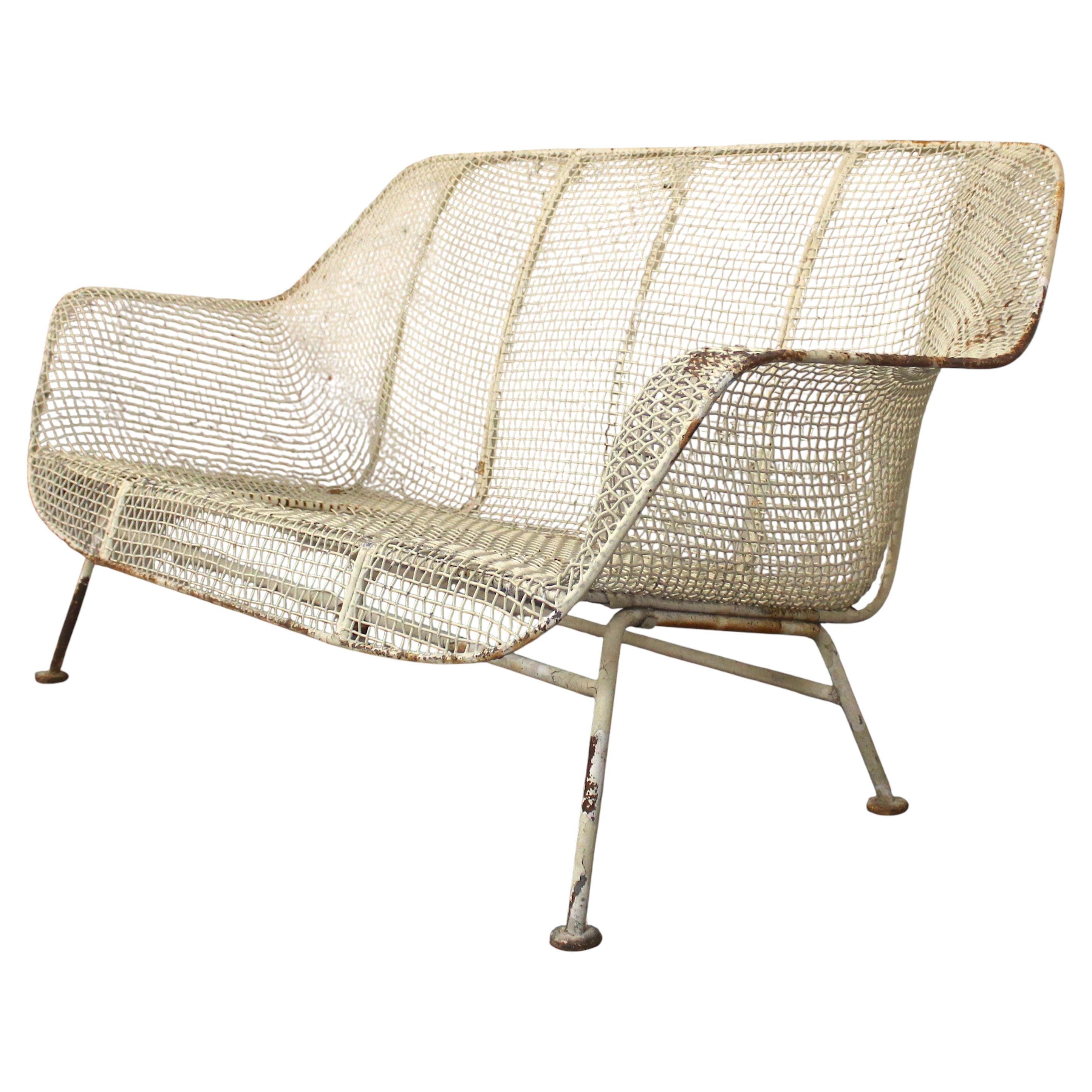 Divano in filo metallico “Sculptura” di Russell Woodard