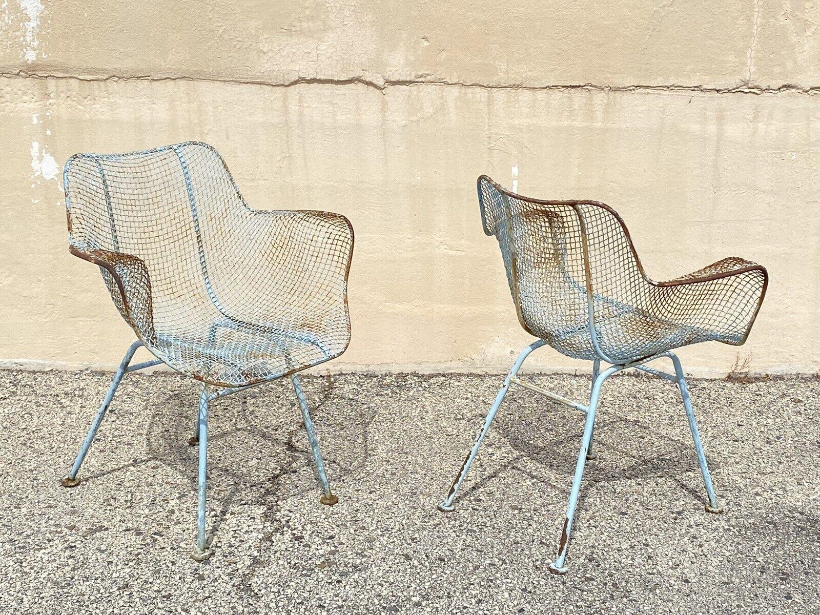 Vintage Mid Century Modern Russell Woodard Sculptura Wrought Iron Blue Distress Painted Arm Chairs - ein Paar. Schmiedeeisenrahmen, blau lackierte Oberfläche, klare modernistische Linien, großer Stil und Form. Circa Mitte des 20. Jahrhunderts.