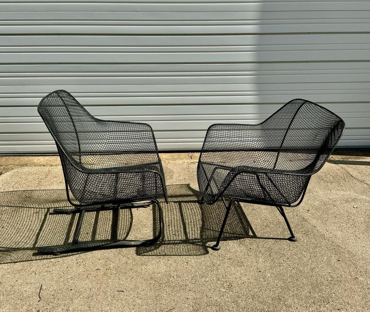 Russell Woodard Sculptura Wrought Iron Lounge Chairs, a Pair In Good Condition For Sale In Stafford, TX