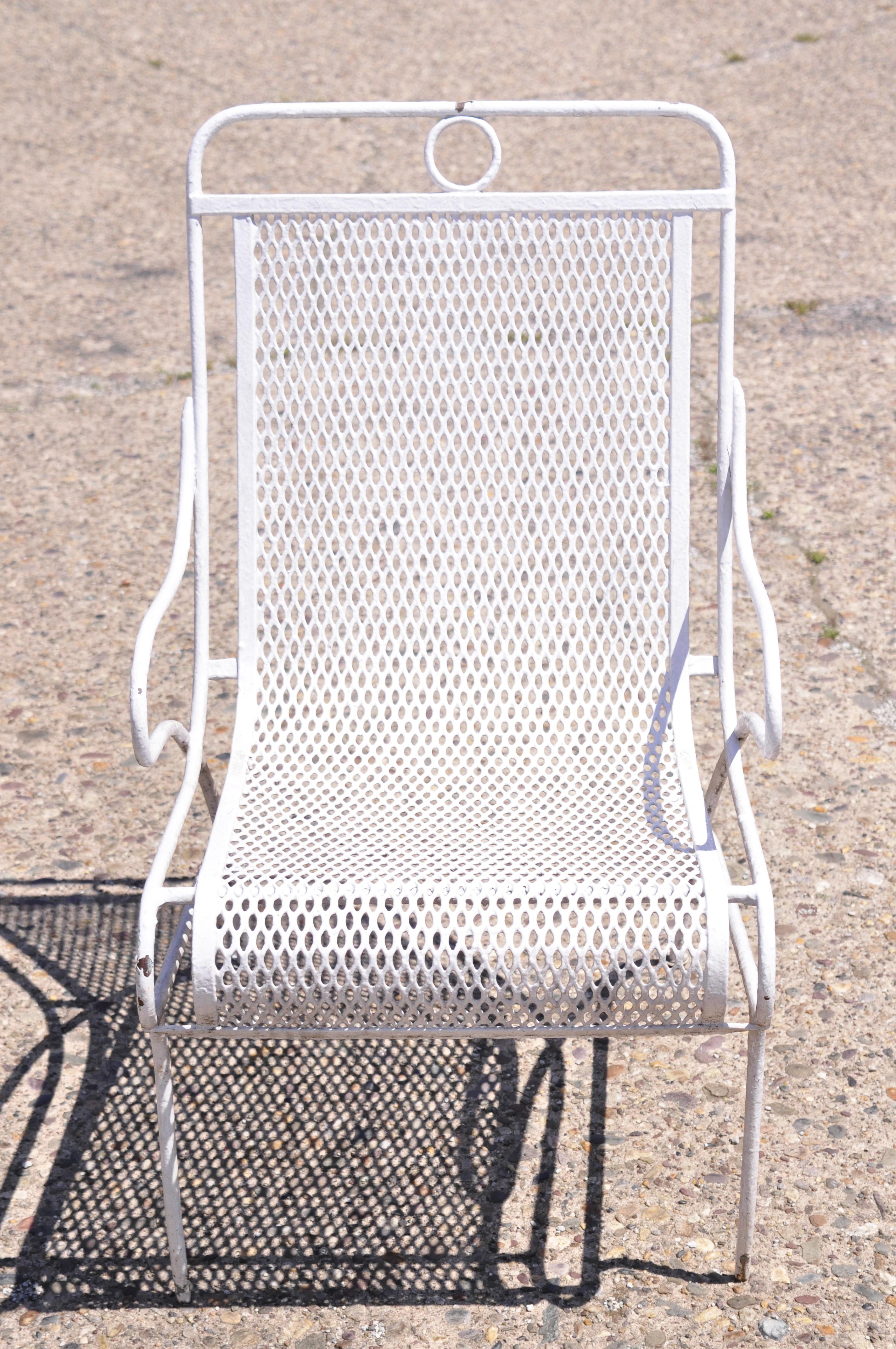 Vintage Russell Woodard Sculptura sculptural wrought iron garden patio dining arm chair. L'article présente une construction en fer de forte épaisseur, un modèle très rare, un très bel article vintage, une fabrication américaine de qualité, une