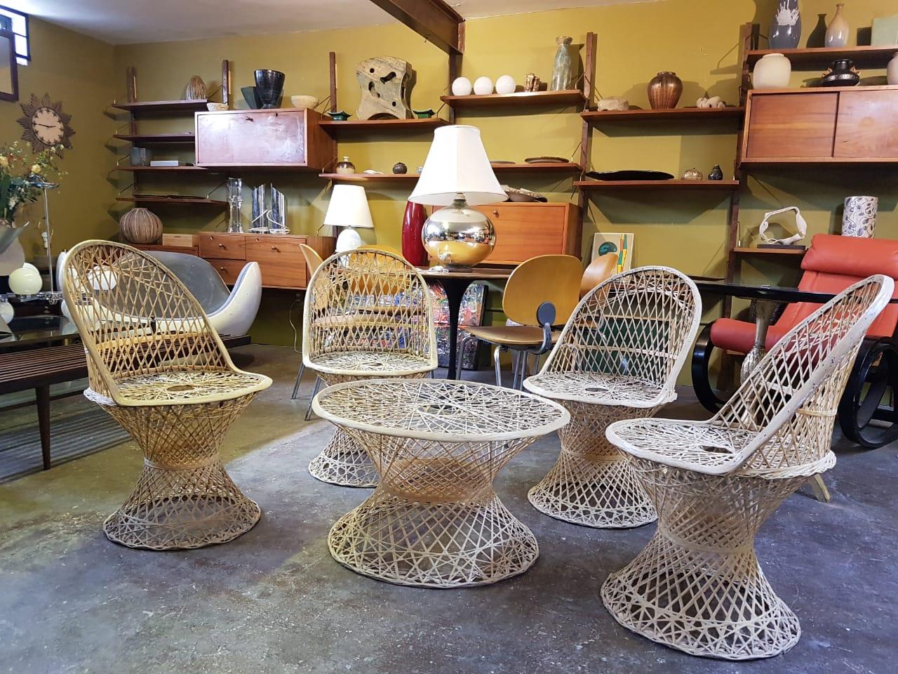 A set of 4 fiberglass chairs with coffee table by American designer Russell Woodard. The spun fiberglass design has hyperboloid bases. The coffee table doesn't include glass top.

Chairs' dimensions: 82 x 50 cm. Ø (32.25 x 17.75 in. Ø)
Coffee