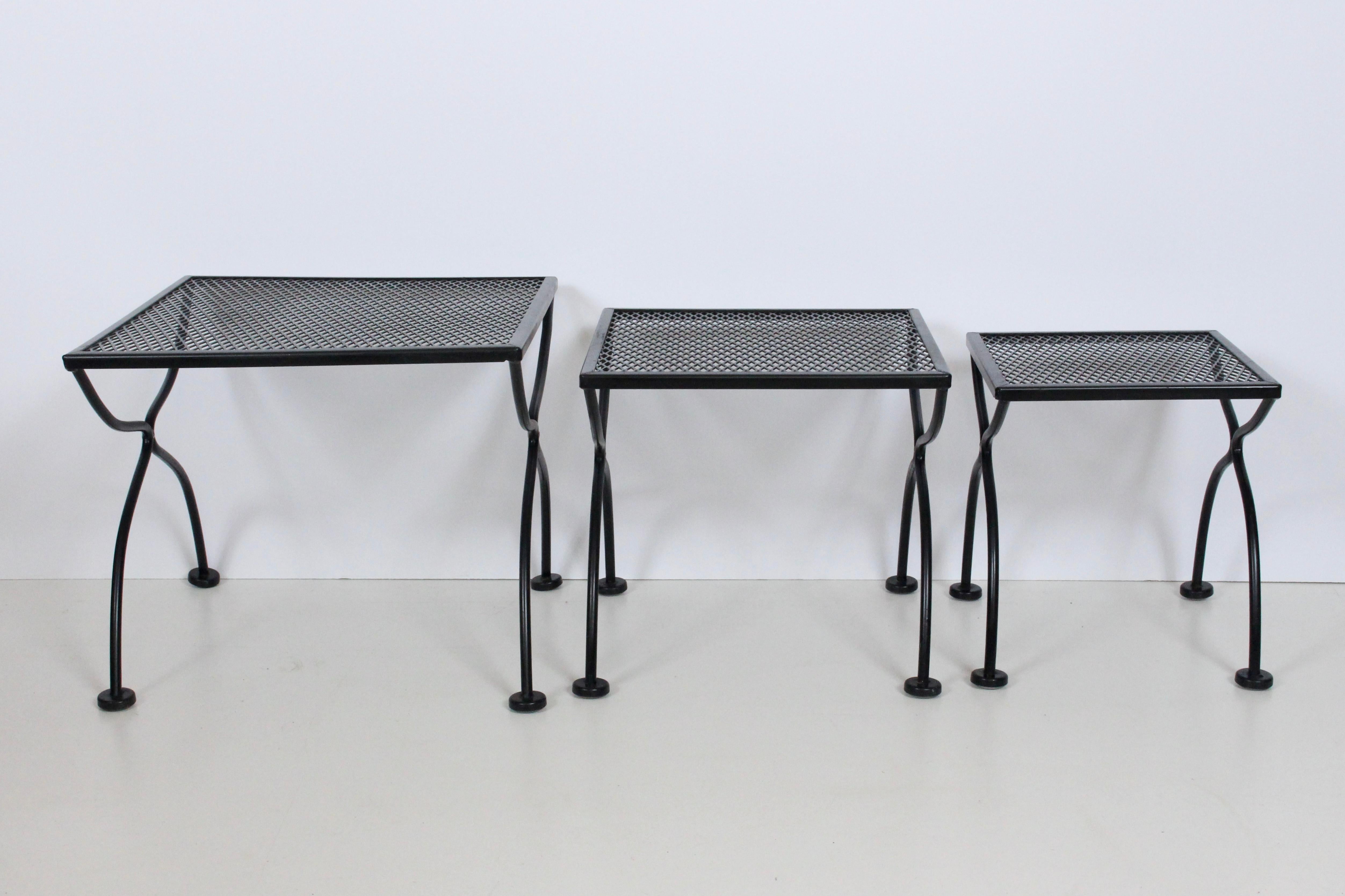 Russell Woodard-Set aus drei schwarzen Eisen-Stapeltischen, 1950er Jahre (Emailliert) im Angebot