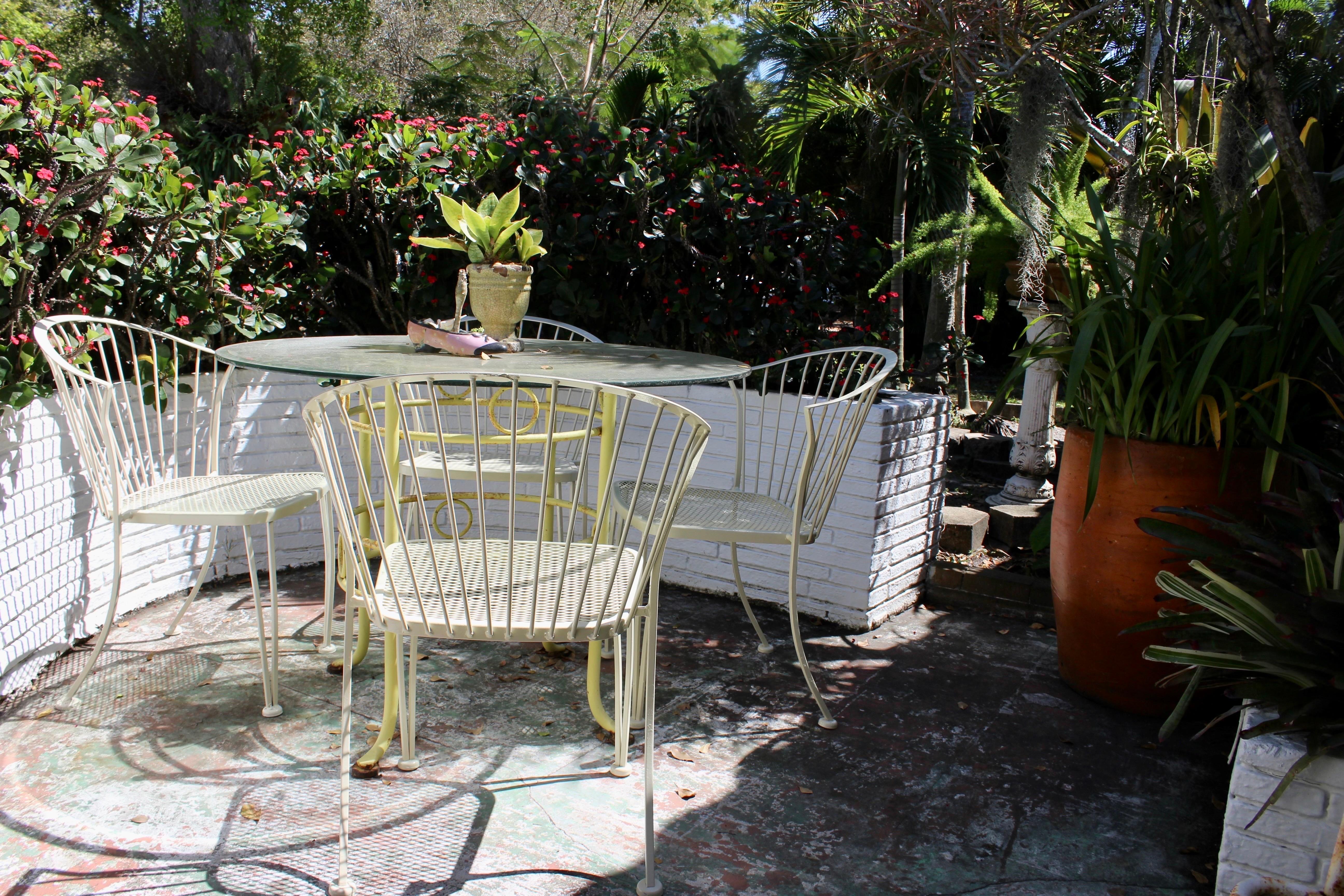 Russell Woodard Style Pinecrest Outdoor Wrought Iron Chairs - Set of 4 In Good Condition In Hollywood, FL
