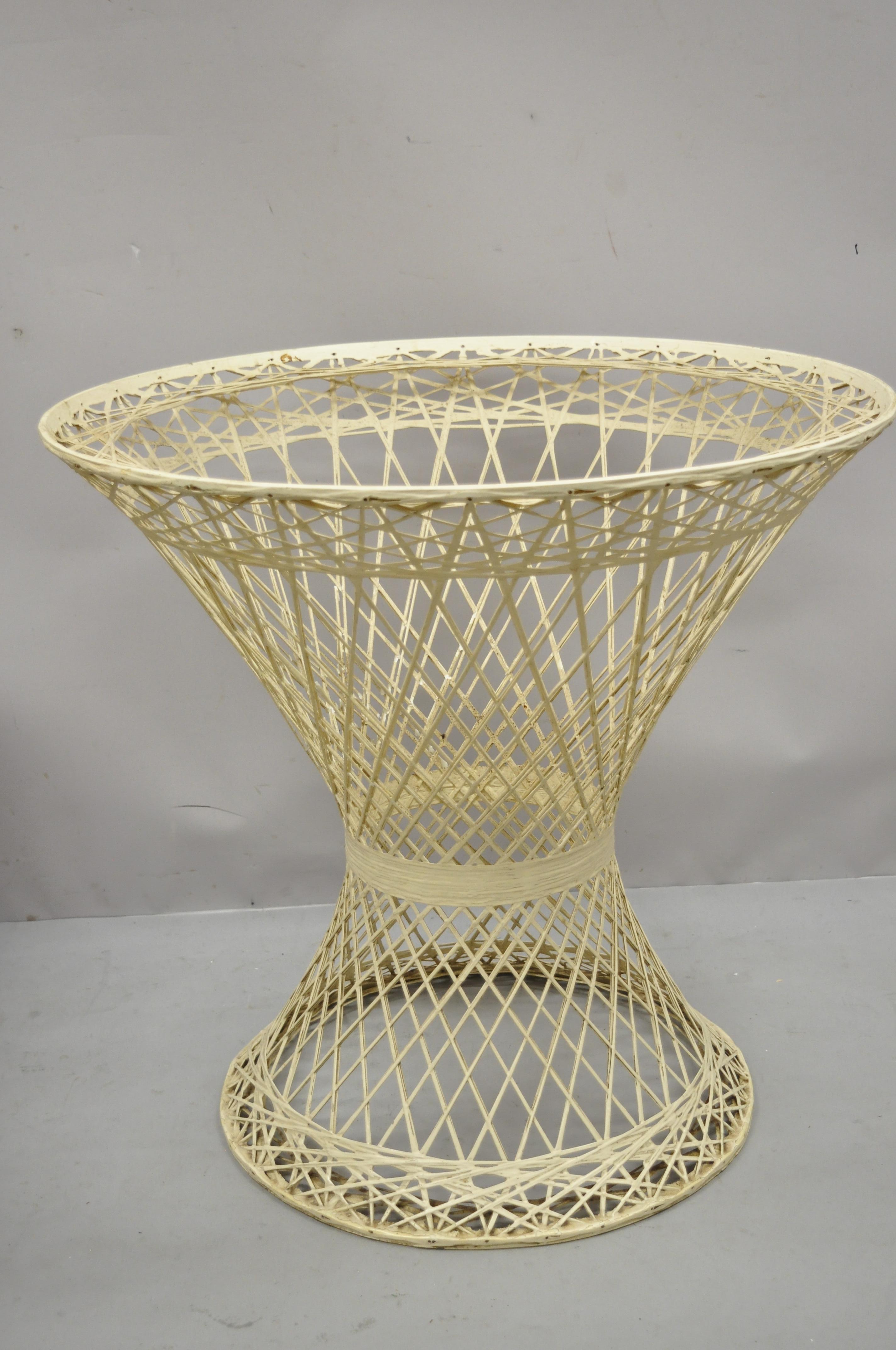 Vintage Russell Woodard Woven Spun Fiberglass Mid-Century Modern round pedestal dining table base. Can be used with either side up. Item features spun woven fiberglass construction, quality American craftsmanship, great style and form. Circa Mid