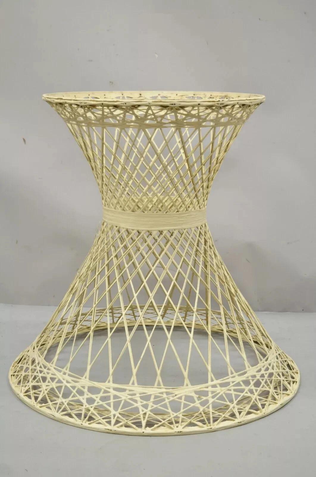 Vintage Russell Woodard fibre de verre tissée Mid Century Modern Round Pedestal Dining Table Base. L'article se caractérise par une construction en fibre de verre tissée, une fabrication américaine de qualité, un style et une forme remarquables.