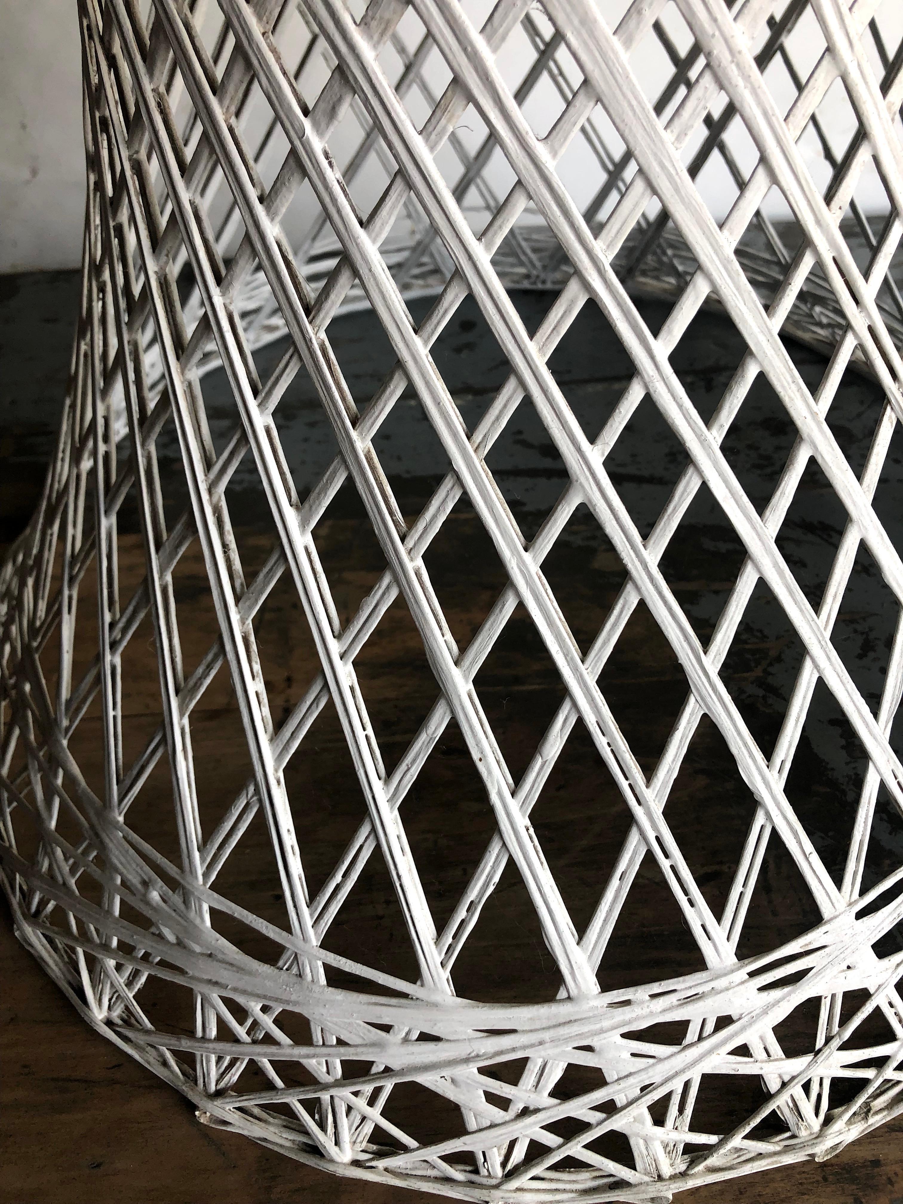 Russell Woodard Woven Fiberglass Midcentury Round Pedestal Side Table In Good Condition In Chicago, IL