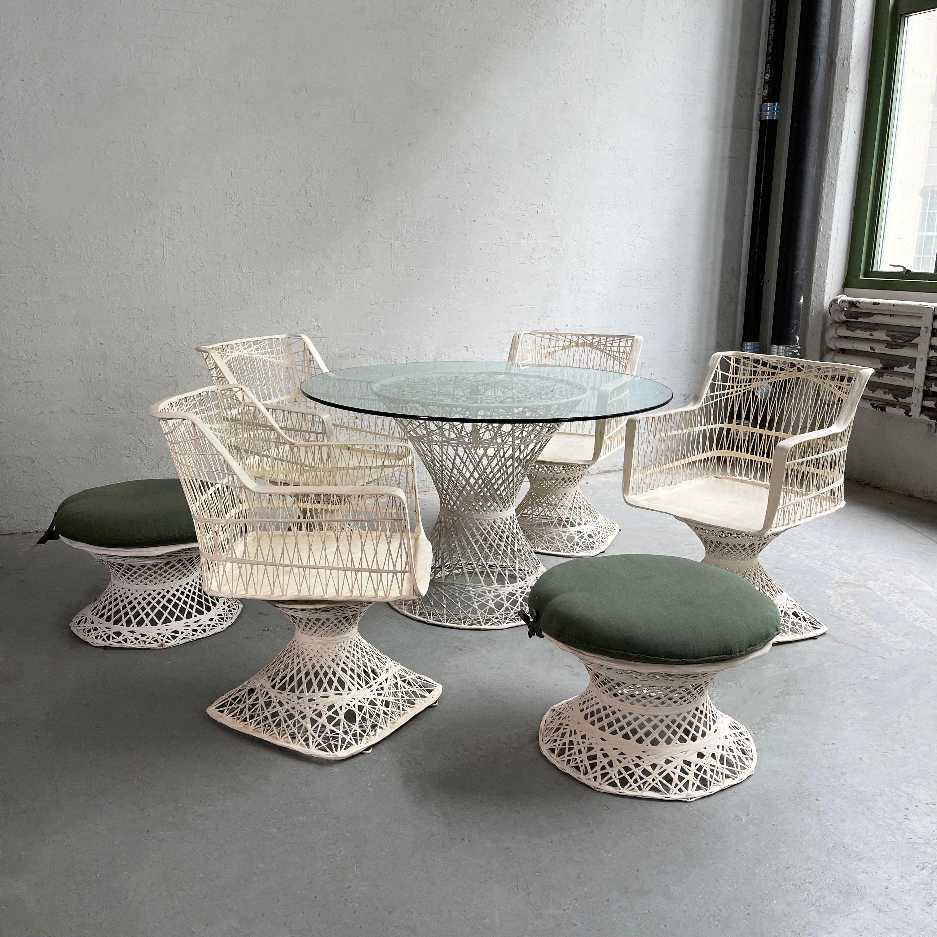 Terrassen-Esszimmer-Set aus gewebtem Glasfaser von Russell Woodard mit Ottomane im Angebot 3