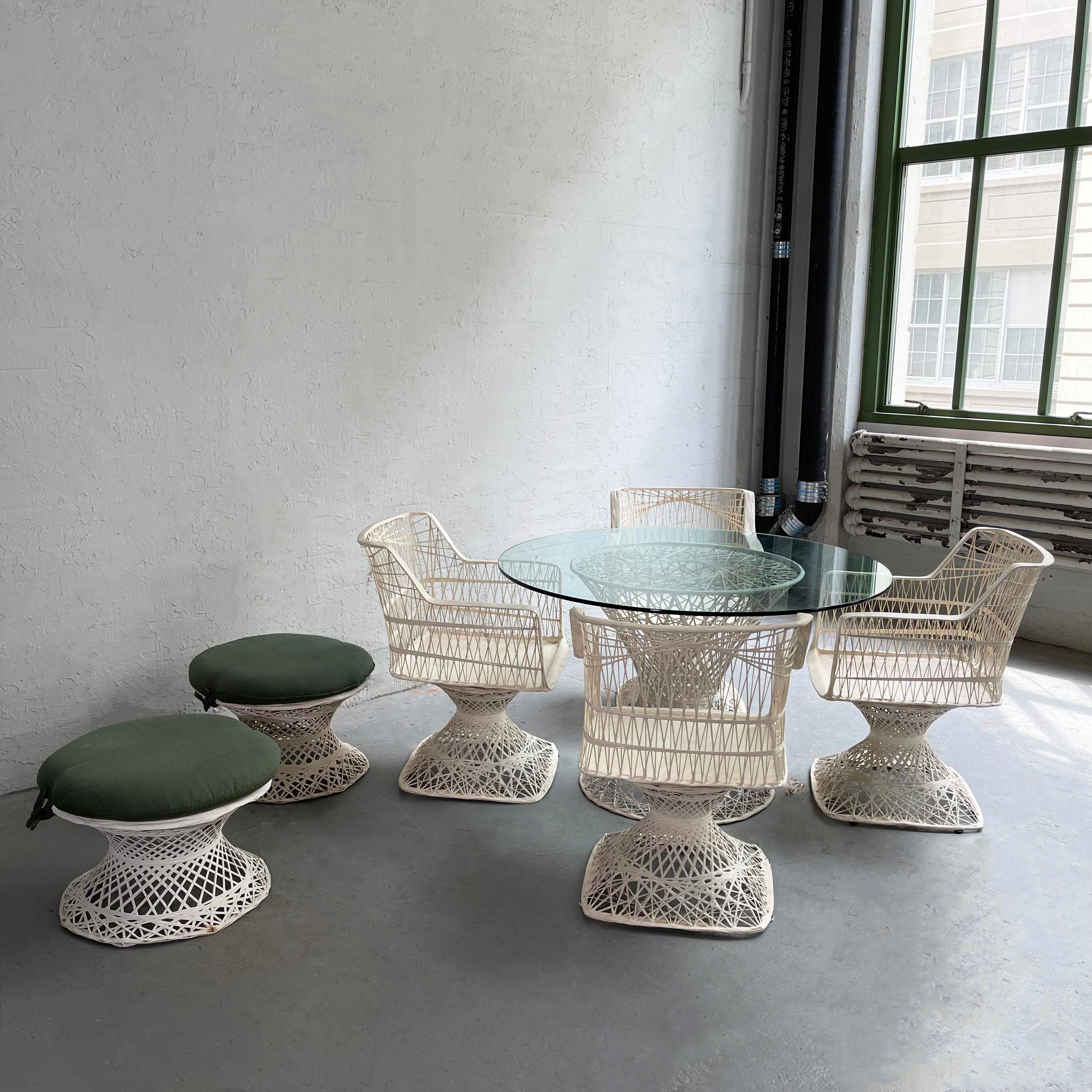 Midcentury modern, 7 Stück, Indoor/Outdoor, Garten, Terrasse Ess-Set mit Ottomanen von Russell Woodard für Woodard Möbel featues vier weiße, gewebte Fiberglas, schwenkbare Schale Sessel, zwei Ottomanen und ein Sockel Tisch mit runden, klaren