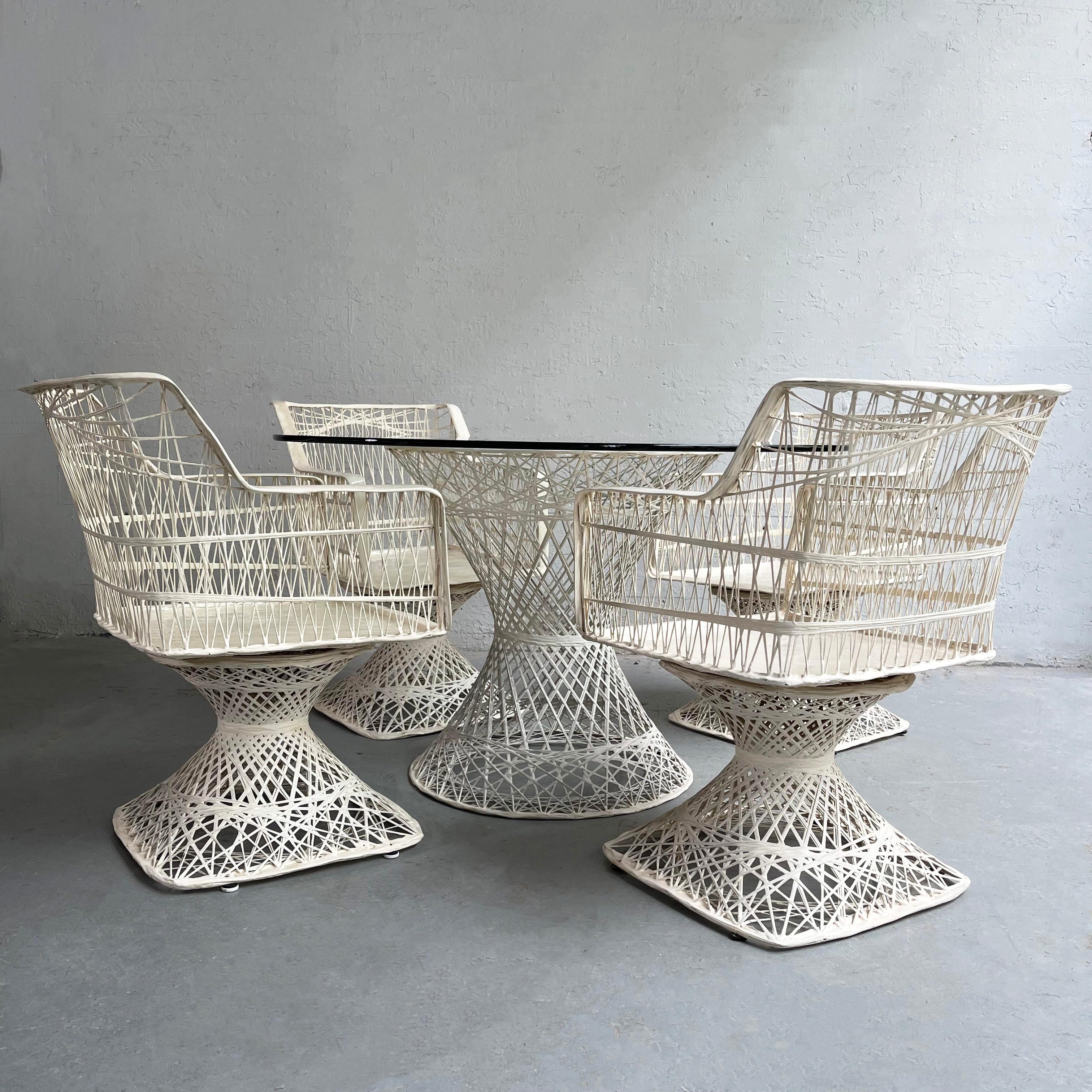 Russell Woodard - Ensemble de salle à manger de patio en fibre de verre tissée avec poufs Bon état - En vente à Brooklyn, NY