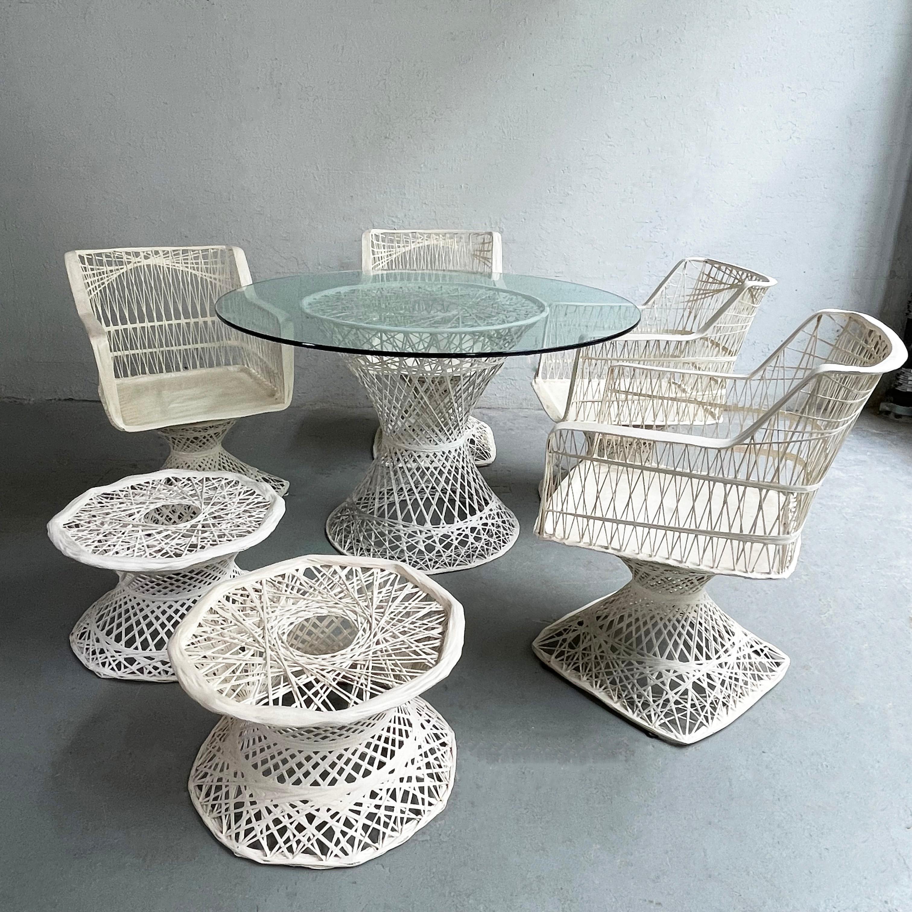 Terrassen-Esszimmer-Set aus gewebtem Glasfaser von Russell Woodard mit Ottomane im Angebot 1