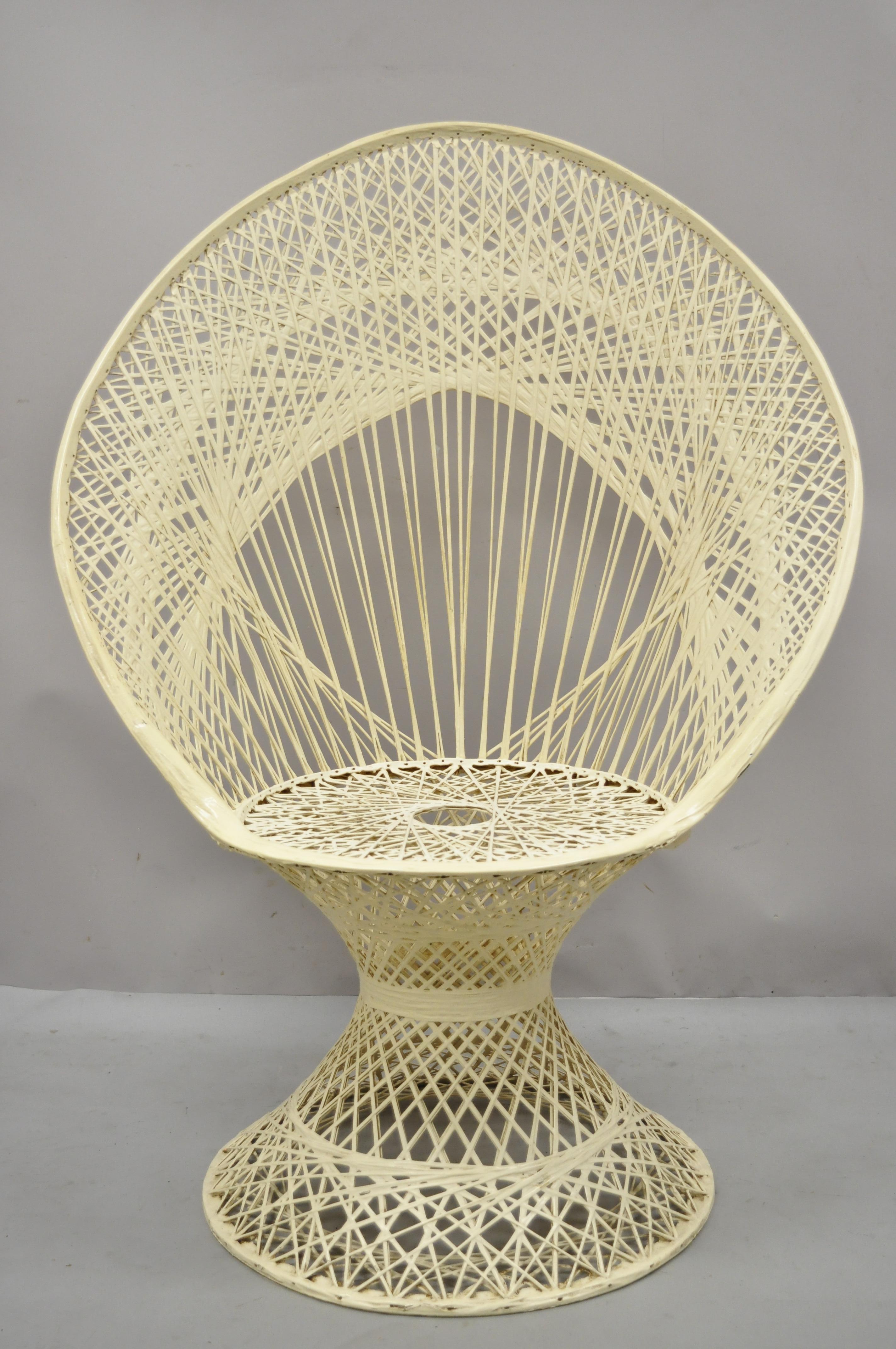 Russell Woodard chaise paon en fibre de verre filée tissée à haut dossier en forme d'éventail et diamantée en vente 4