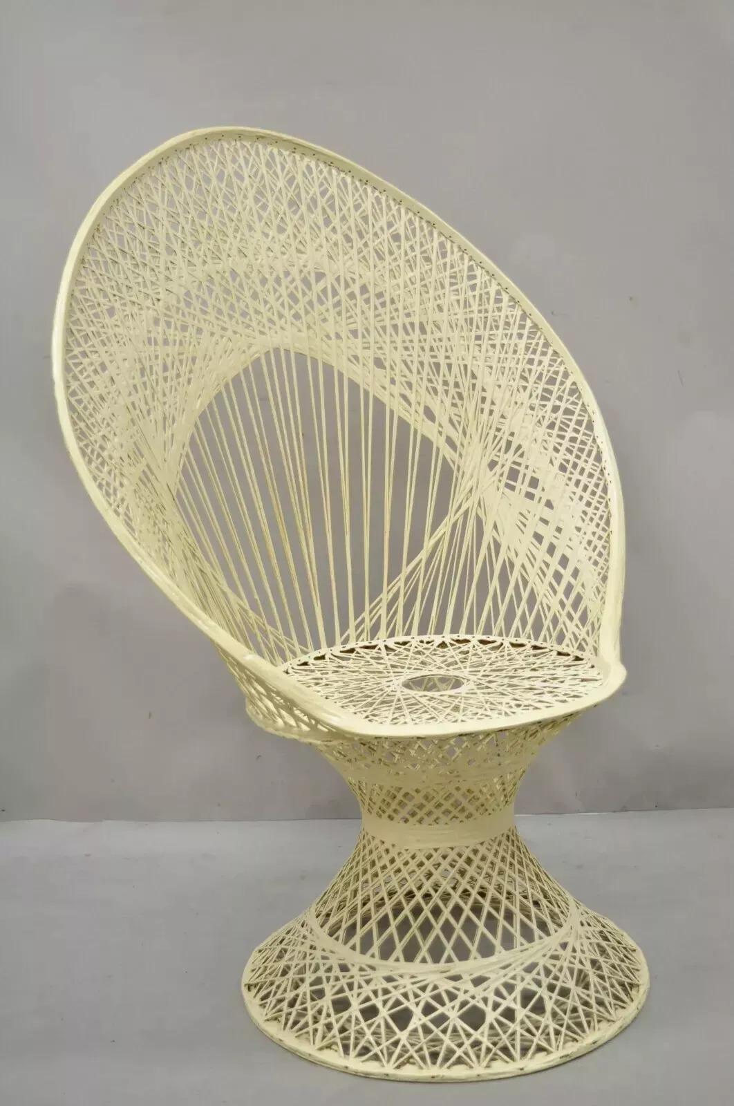 Russell Woodard Silla Diamante Pavo Real con Respaldo Alto en Abanico de Fibra de Vidrio Tejida. El artículo presenta una construcción de fibra de vidrio hilada, líneas modernistas limpias, artesanía estadounidense de calidad, gran estilo y forma.