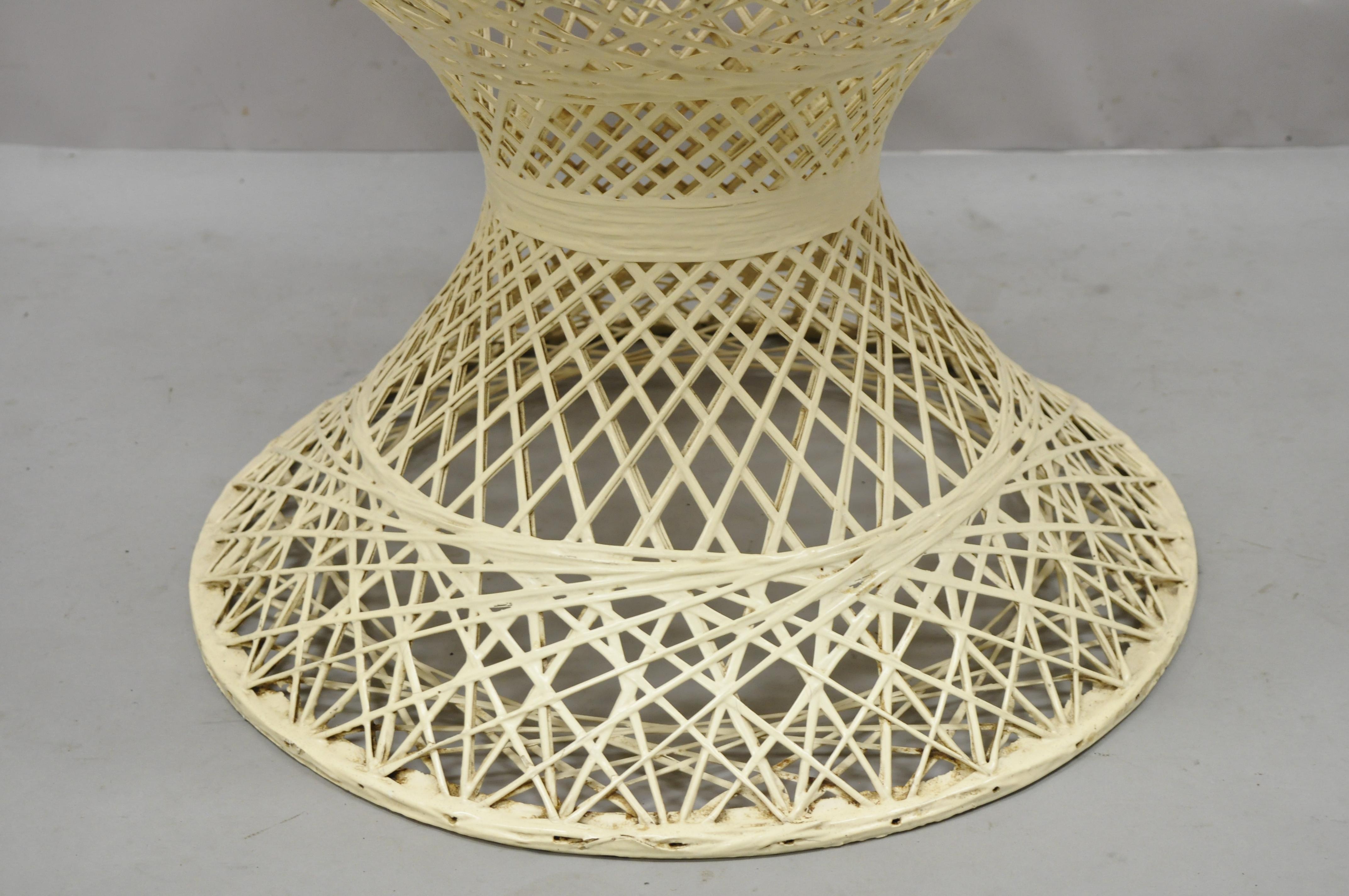 Russell Woodard chaise paon en fibre de verre filée tissée à haut dossier en forme d'éventail et diamantée en vente 1