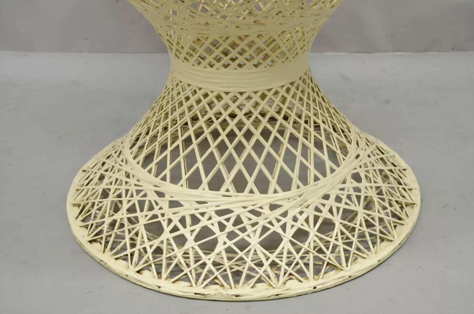 Russell Woodard Silla Diamante Pavo Real Alto Respaldo Abanico Fibra de Vidrio Tejida en venta 1