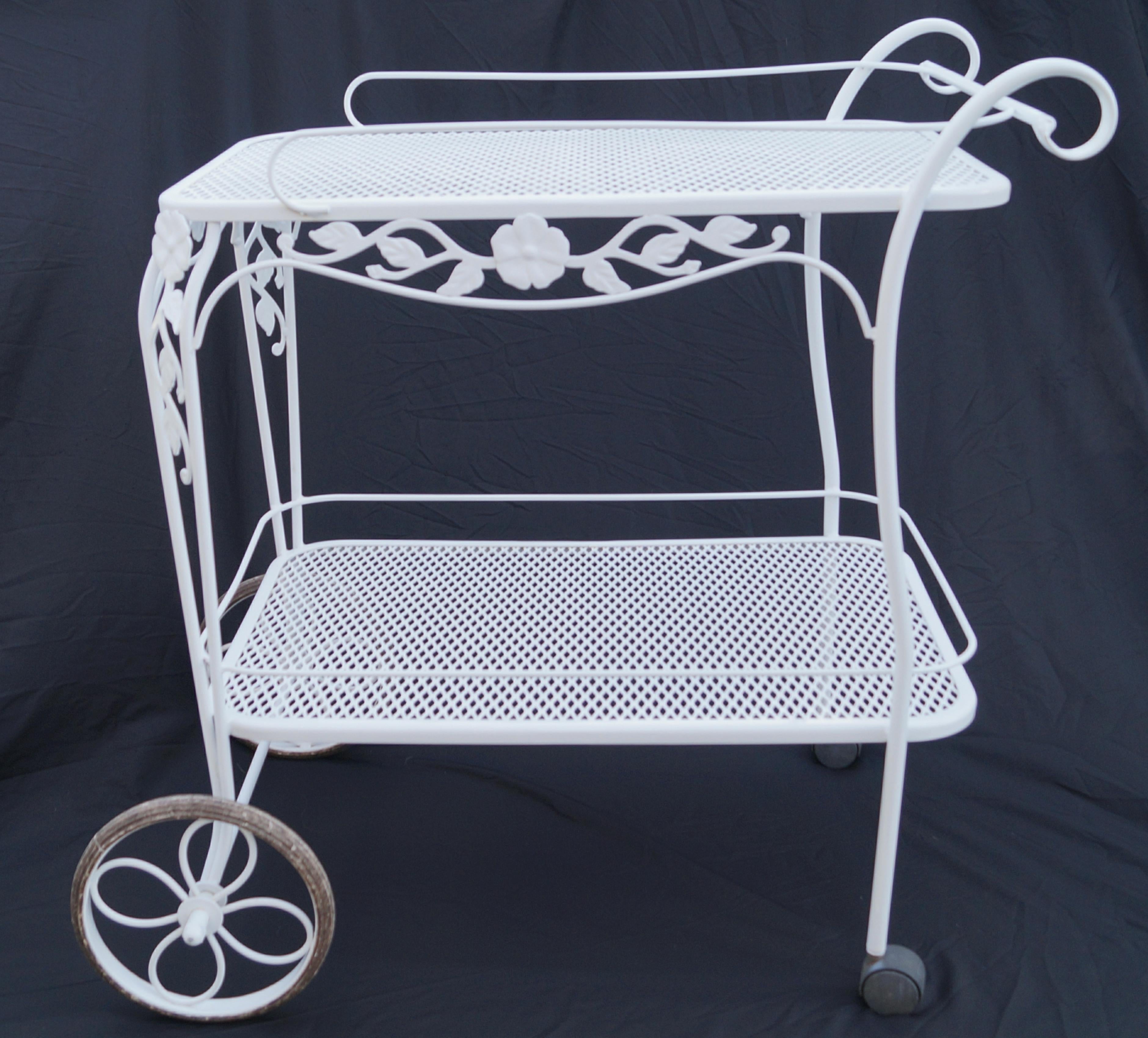Vintage Russell Woodard Sculptura wrought iron  Bar Tea Service Cart .
If you are in the New Jersey, New York City Metro Area, please contact us with your delivery zipcode, as we may be able to deliver curbside for less than the calculated White