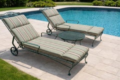 Chaise Loungers in ferro battuto di Russell Woodard con tavolo di servizio rimovibile